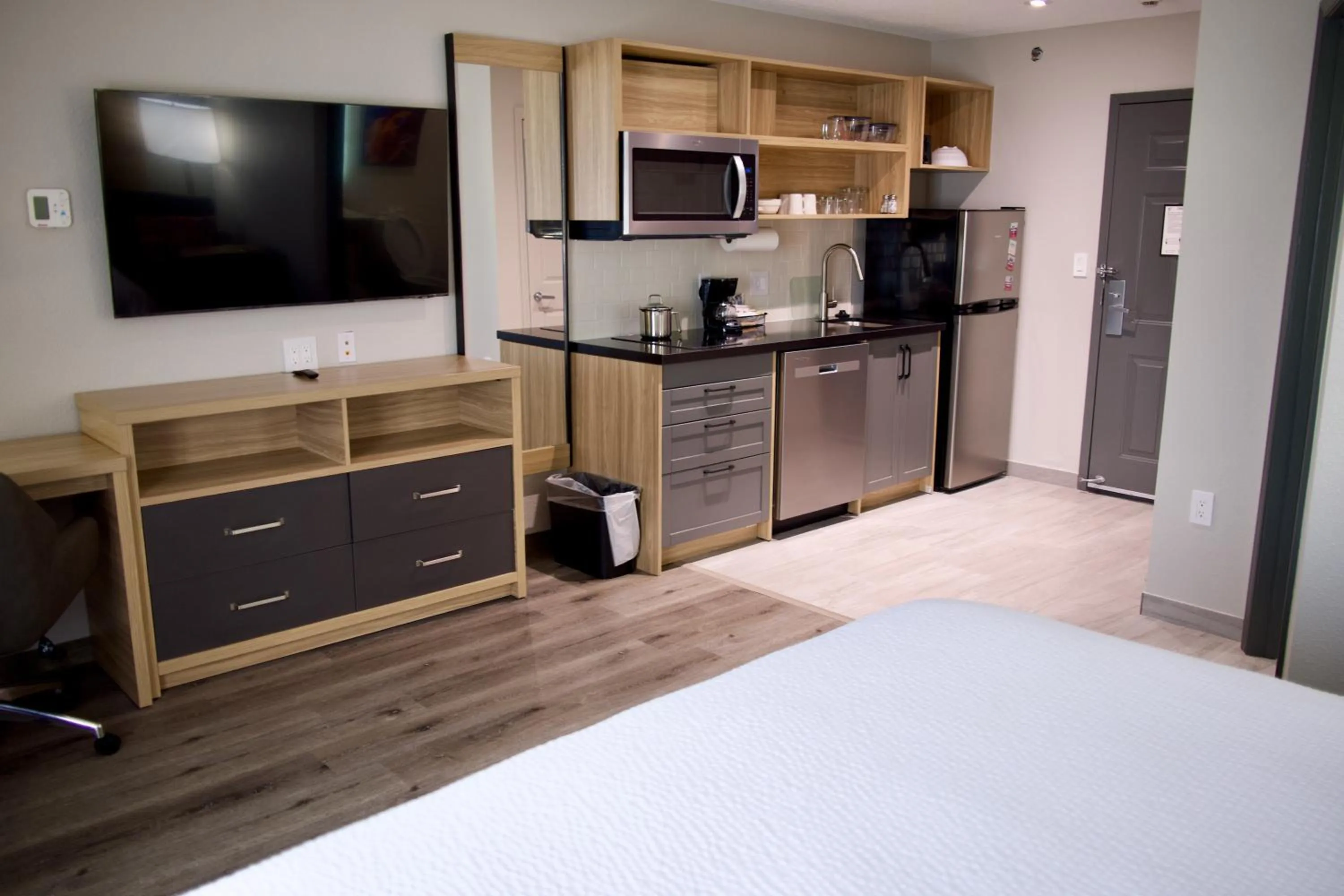 TV and multimedia, Bed in Candlewood Suites Harrisonburg by IHG