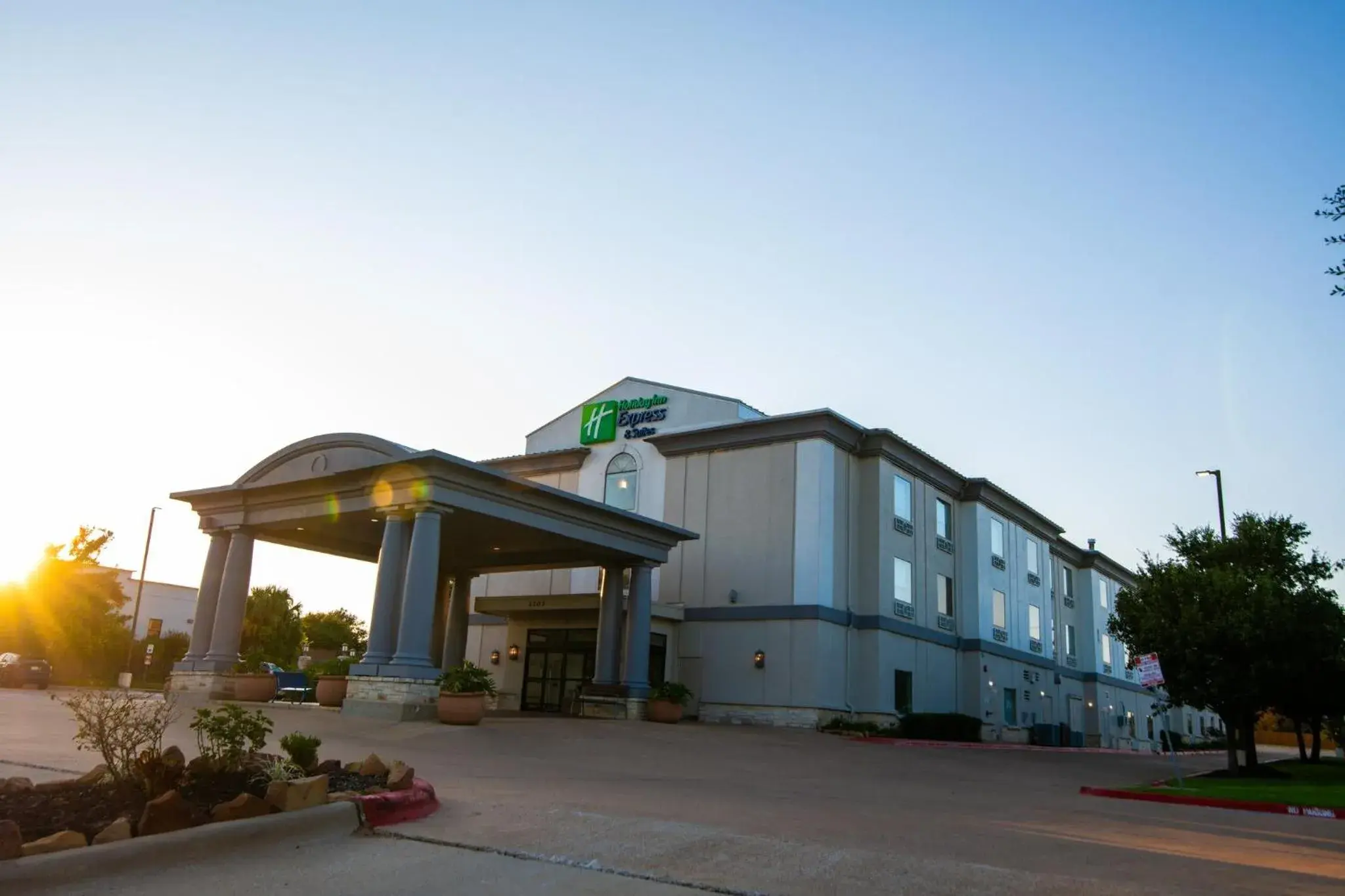 Property building in Holiday Inn Express & Suites College Station by IHG Property building in Holiday Inn Express & Suites College Station by IHG