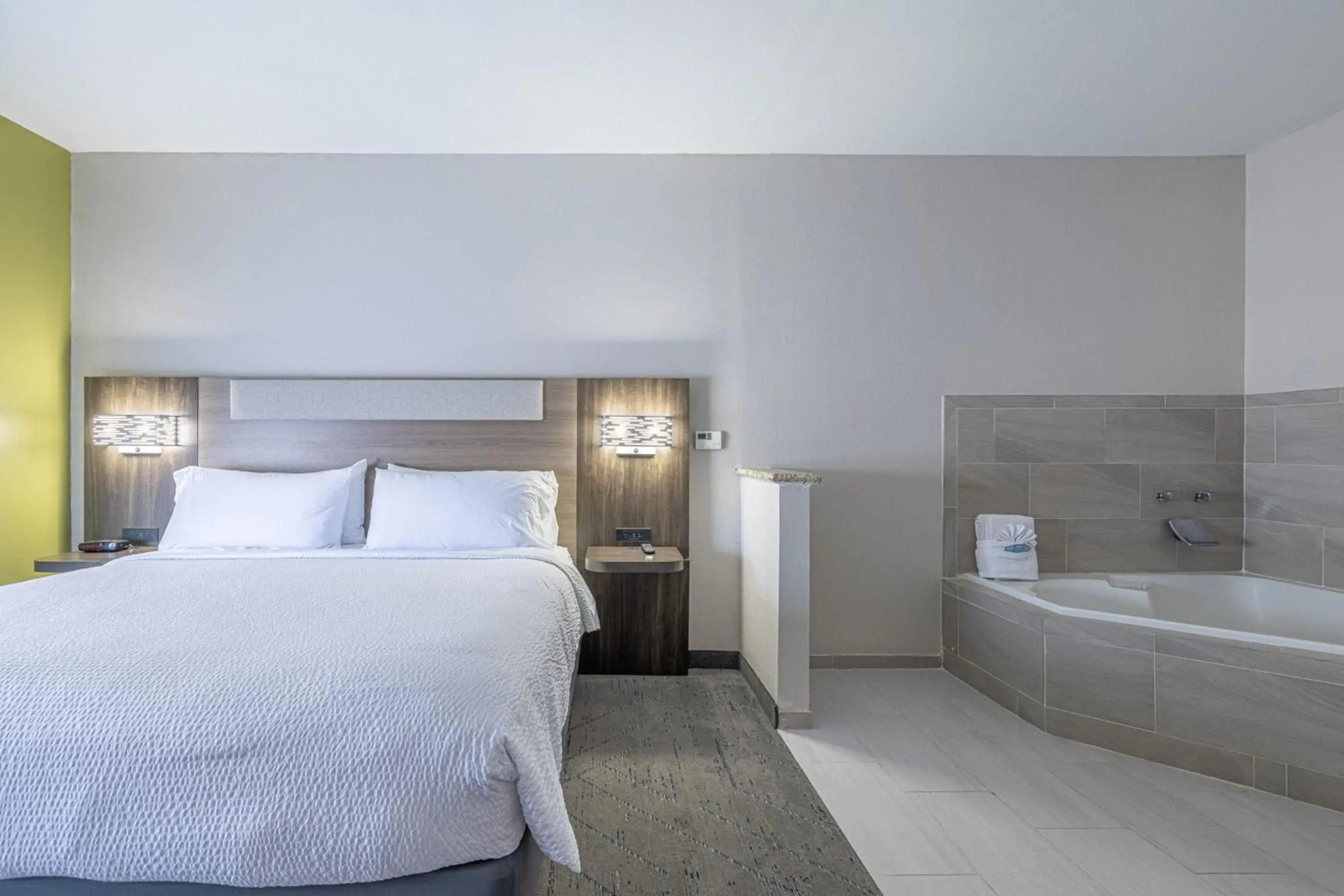 Bedroom, Bed in Holiday Inn Express & Suites College Station by IHG Bedroom, Bed in Holiday Inn Express & Suites College Station by IHG