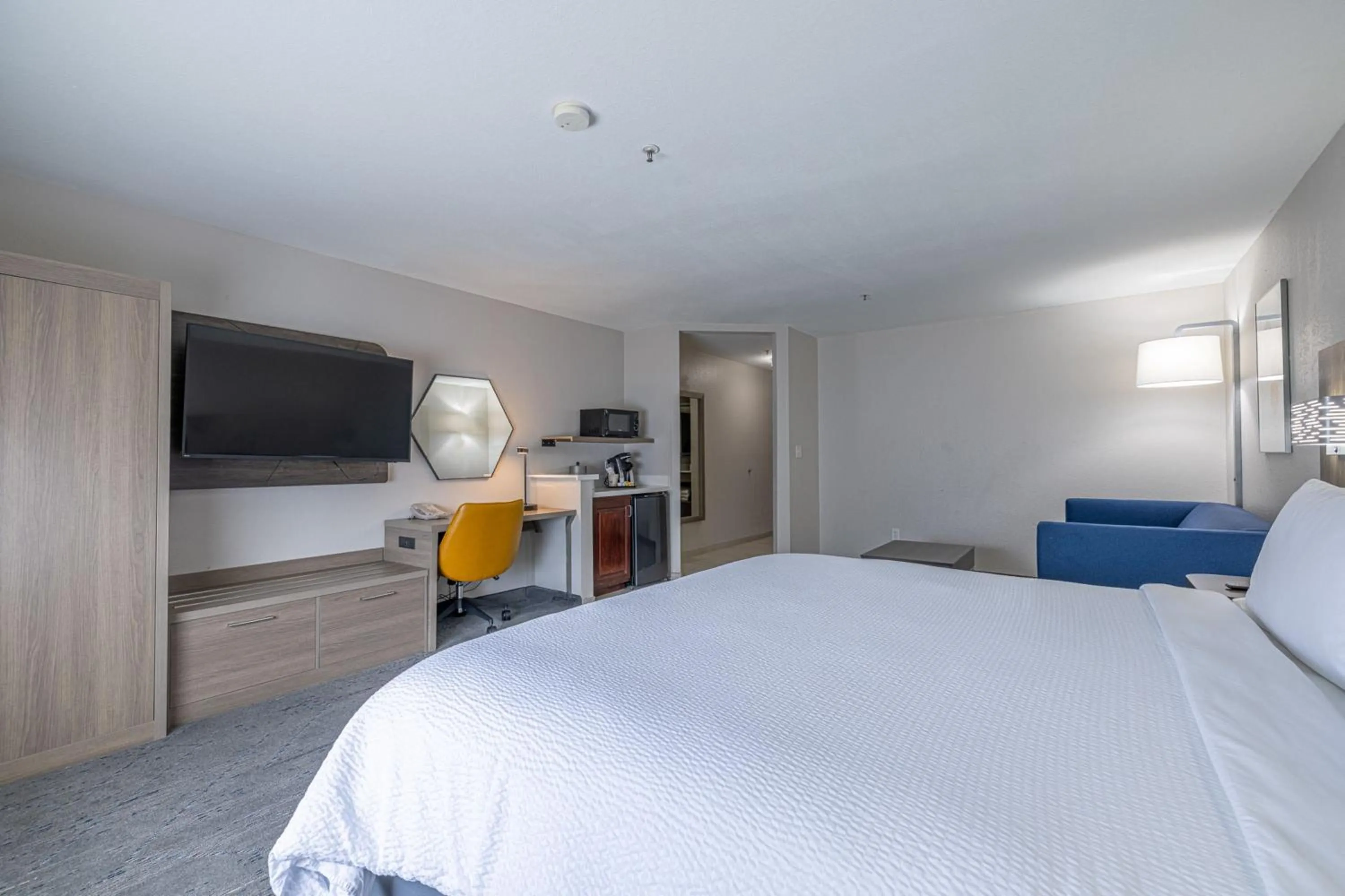 Photo of the whole room, Bed in Holiday Inn Express & Suites College Station by IHG