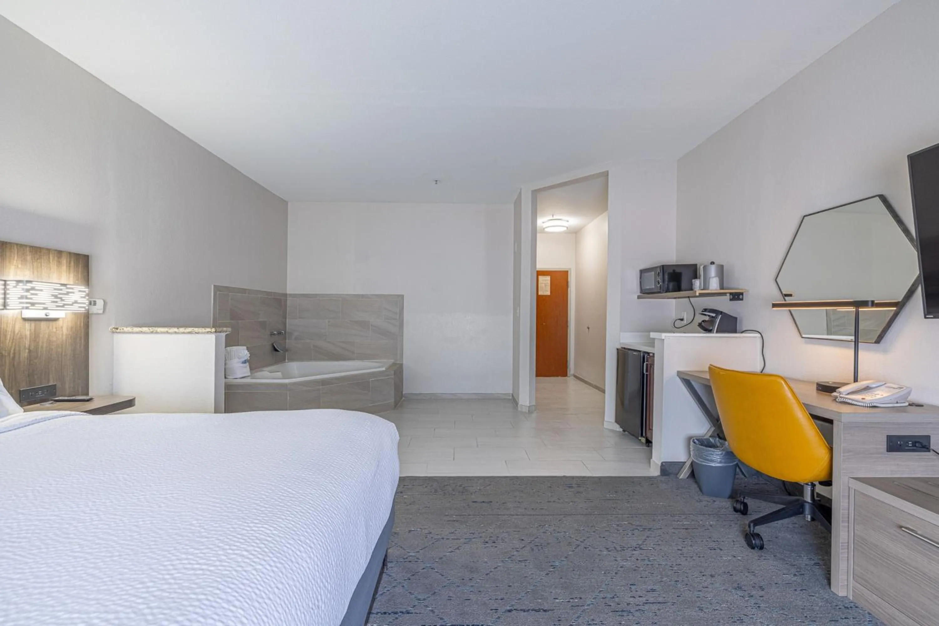 Photo of the whole room, Bed in Holiday Inn Express & Suites College Station by IHG