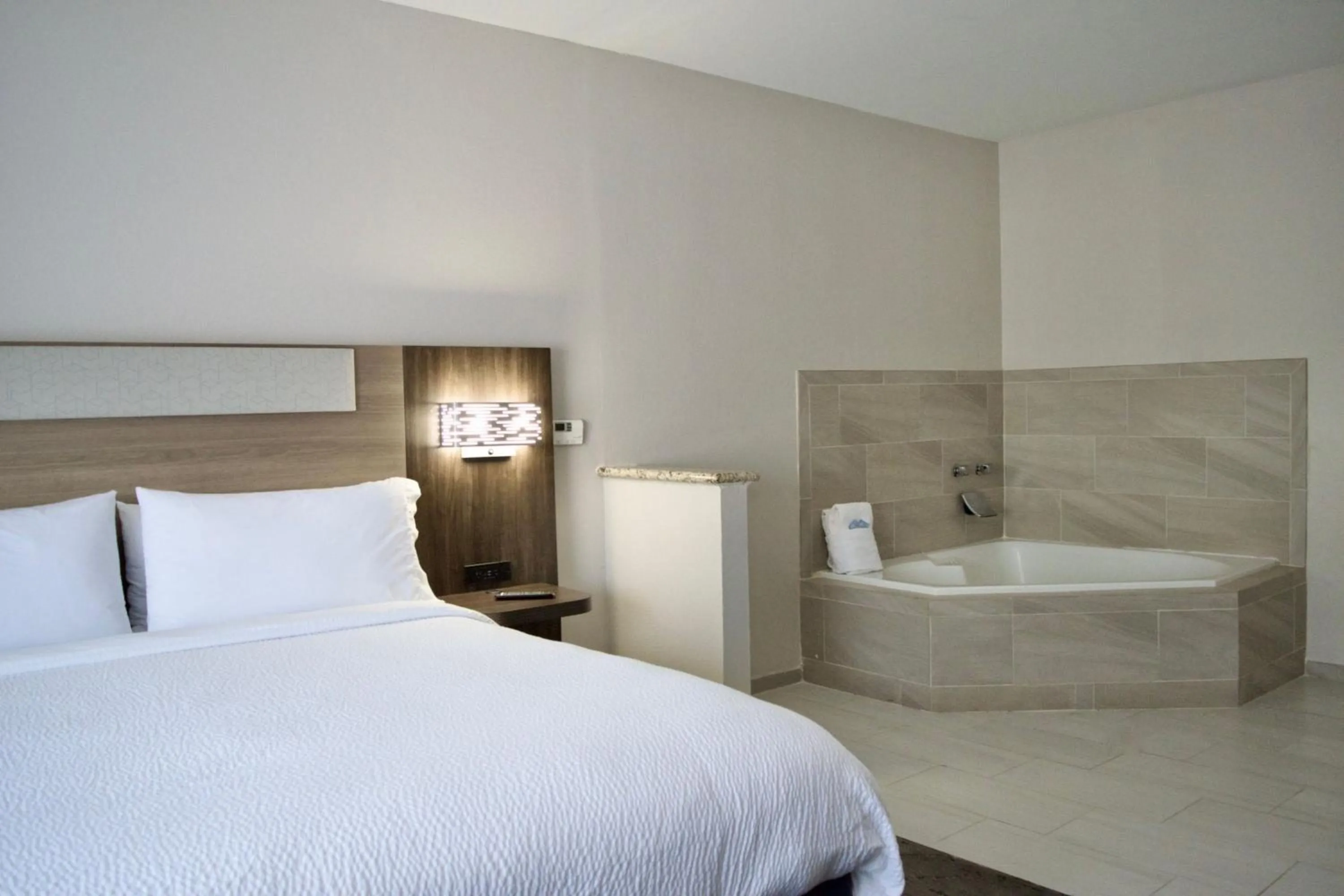 Photo of the whole room, Bed in Holiday Inn Express & Suites College Station by IHG