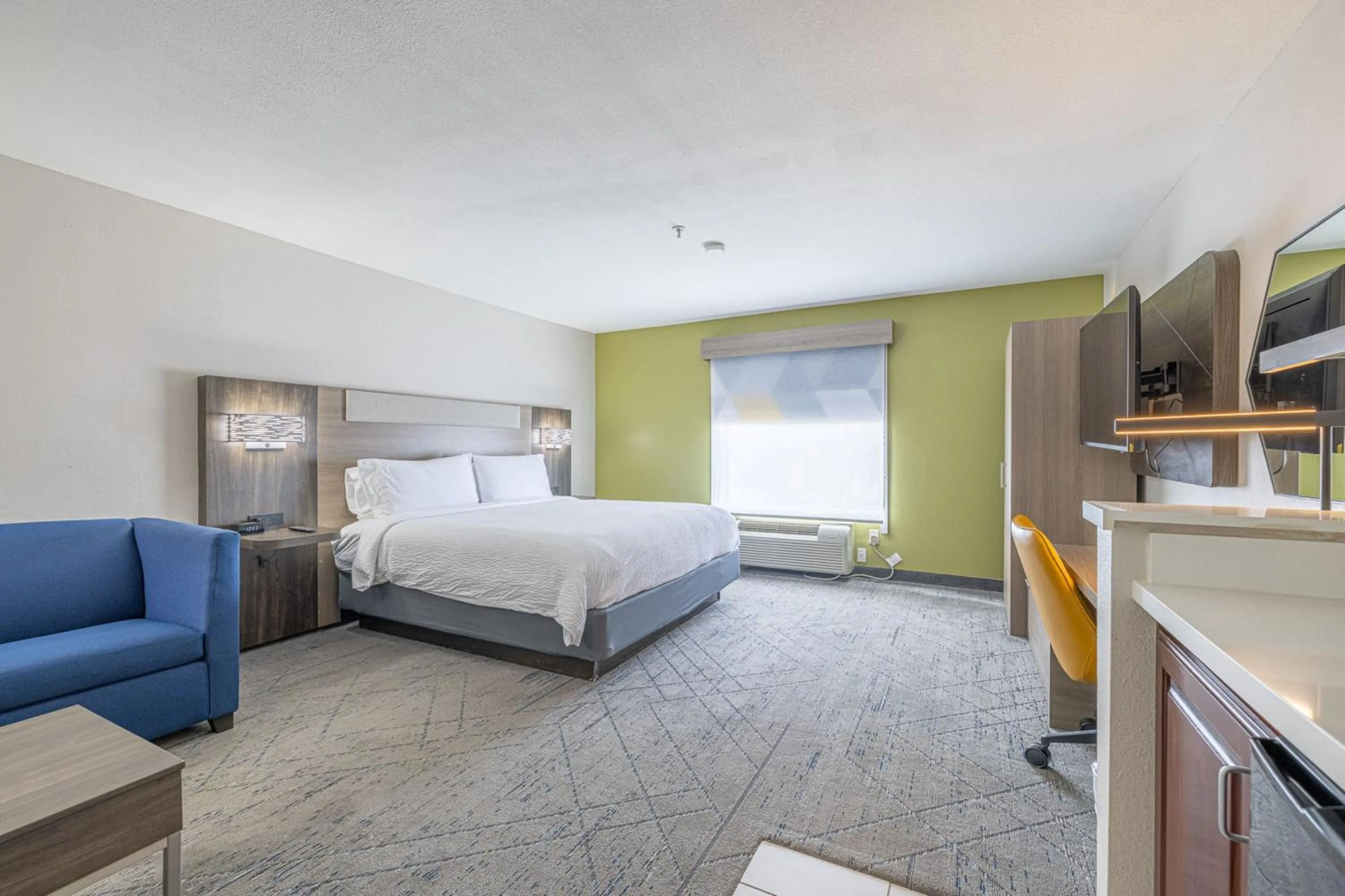 Photo of the whole room, Bed in Holiday Inn Express & Suites College Station by IHG