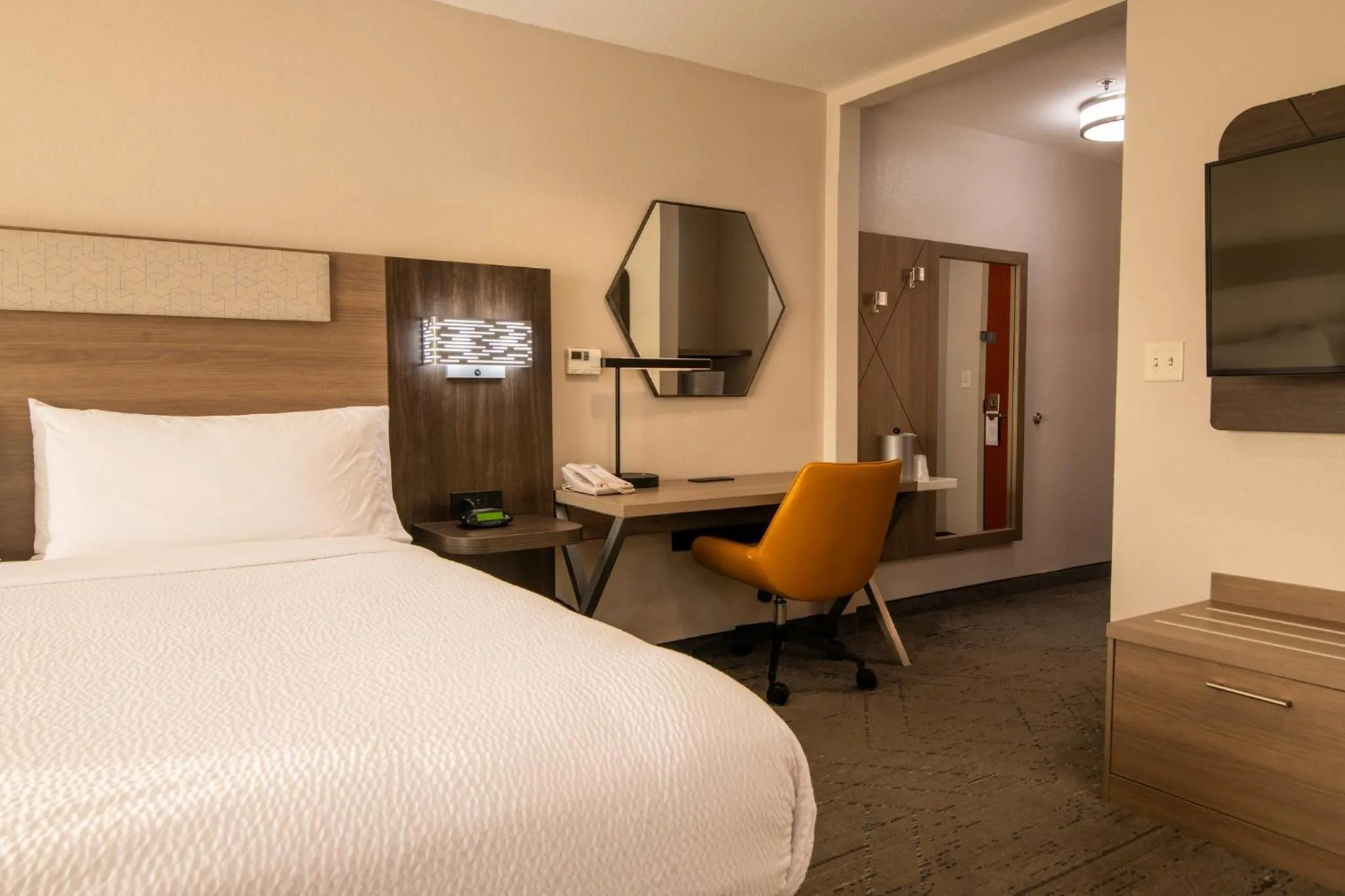 Photo of the whole room, Bed in Holiday Inn Express & Suites College Station by IHG