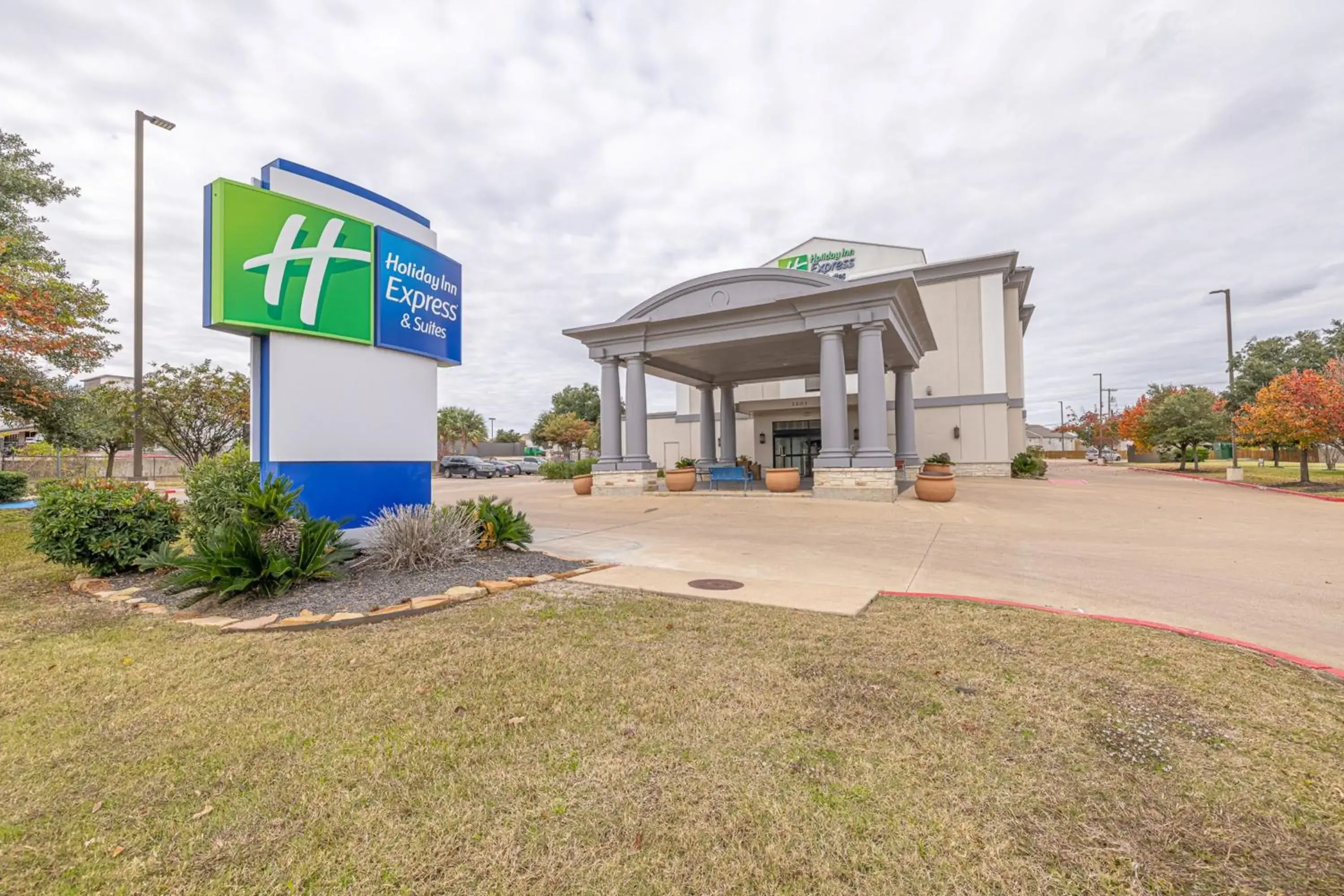 Property building in Holiday Inn Express & Suites College Station by IHG Property building in Holiday Inn Express & Suites College Station by IHG