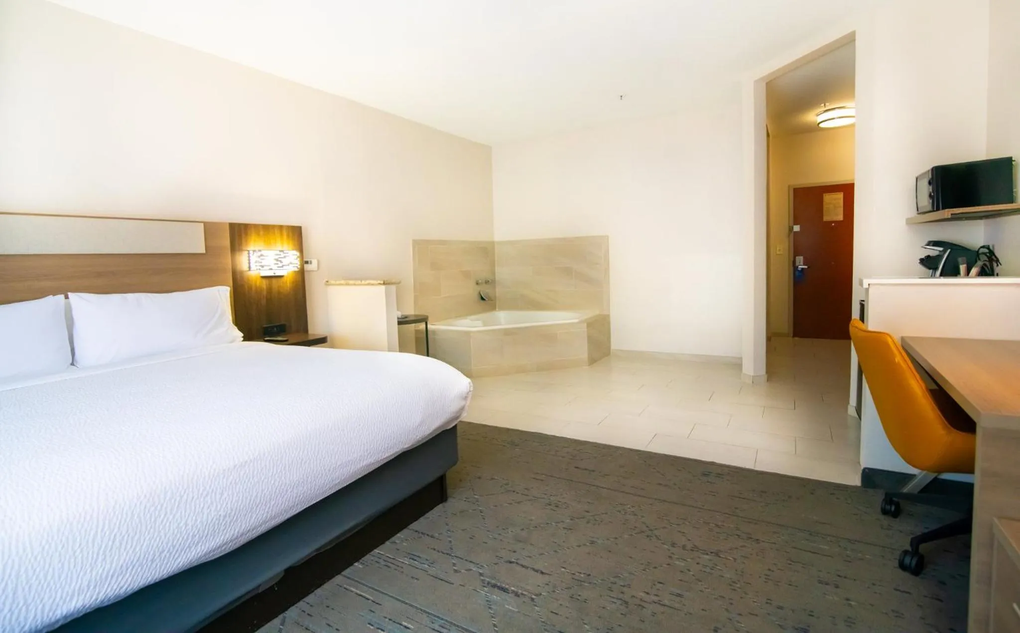 Photo of the whole room, Bed in Holiday Inn Express & Suites College Station by IHG