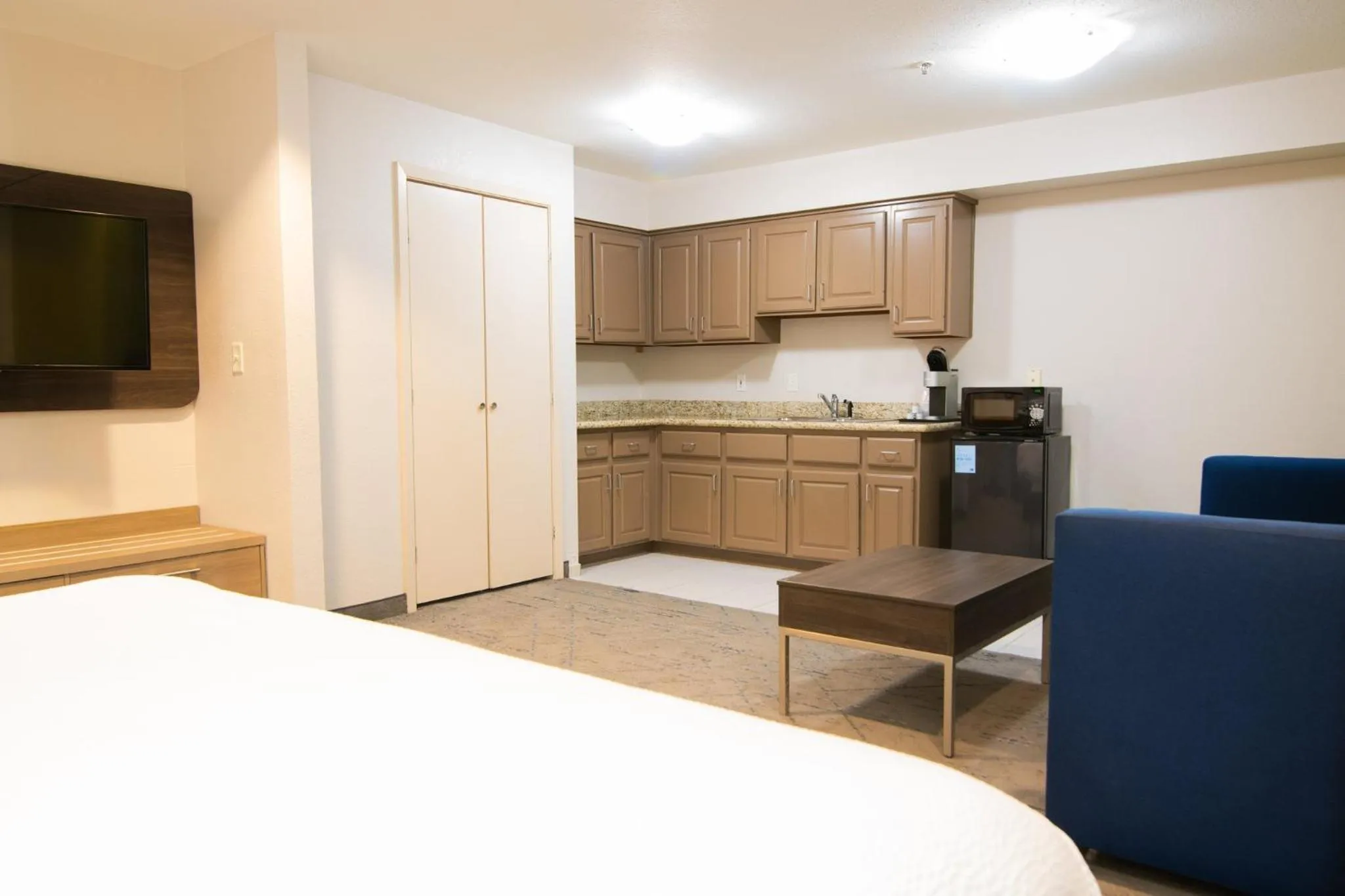 Photo of the whole room, Bed in Holiday Inn Express & Suites College Station by IHG