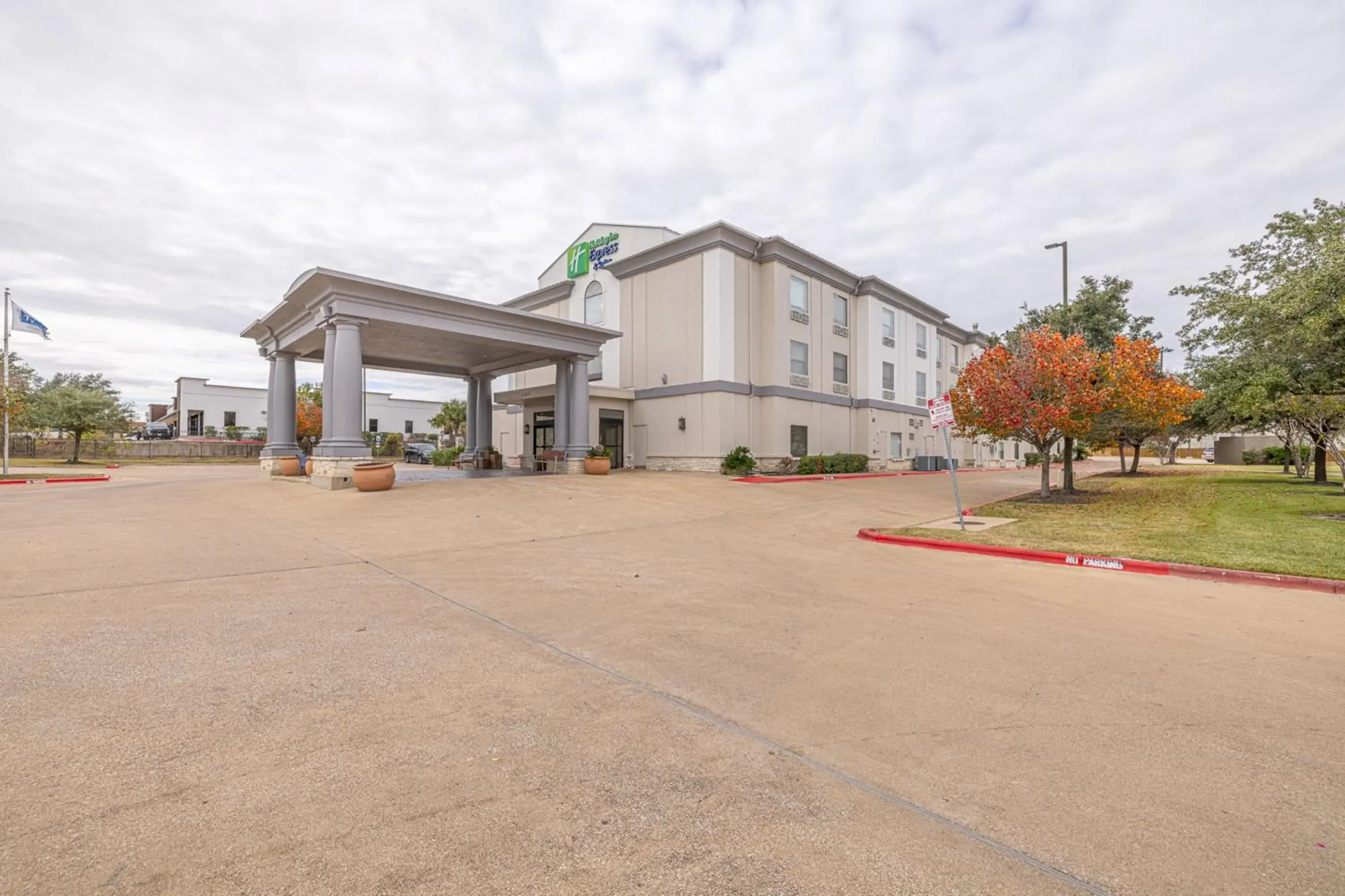 Property building in Holiday Inn Express & Suites College Station by IHG Property building in Holiday Inn Express & Suites College Station by IHG