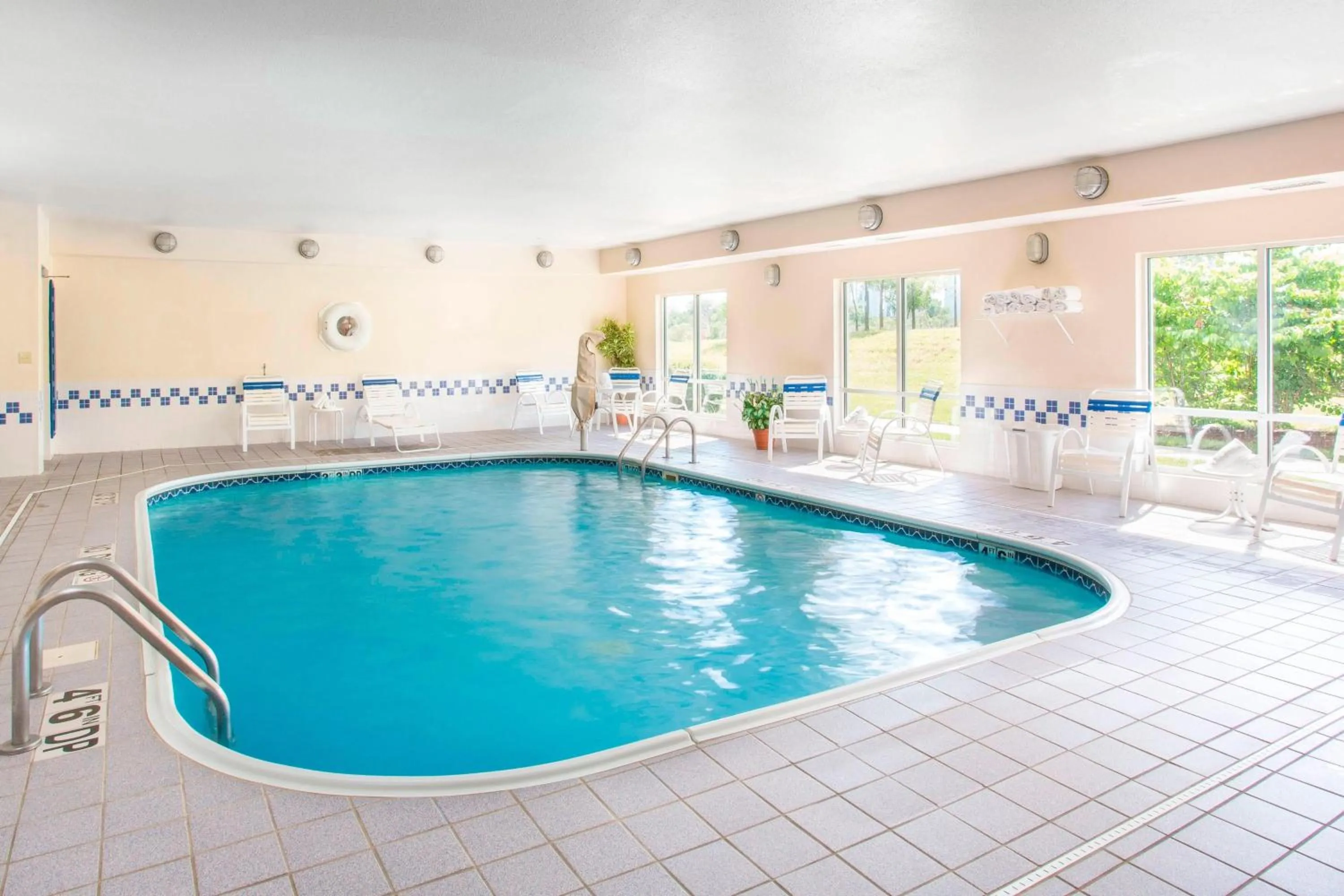 Swimming pool in Fairfield Inn Middletown Monroe