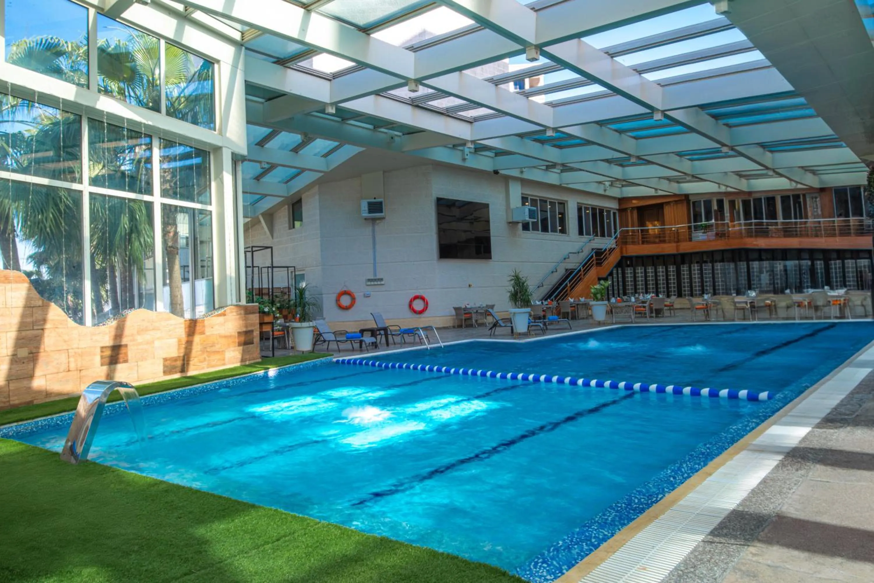 Swimming pool in Bristol Hotel