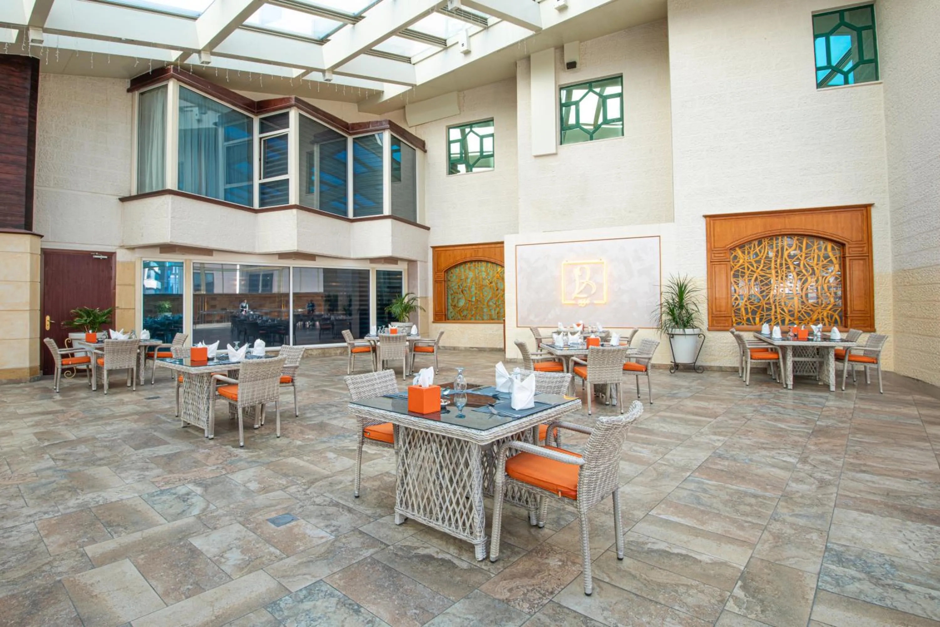 Restaurant/places to eat in Bristol Hotel