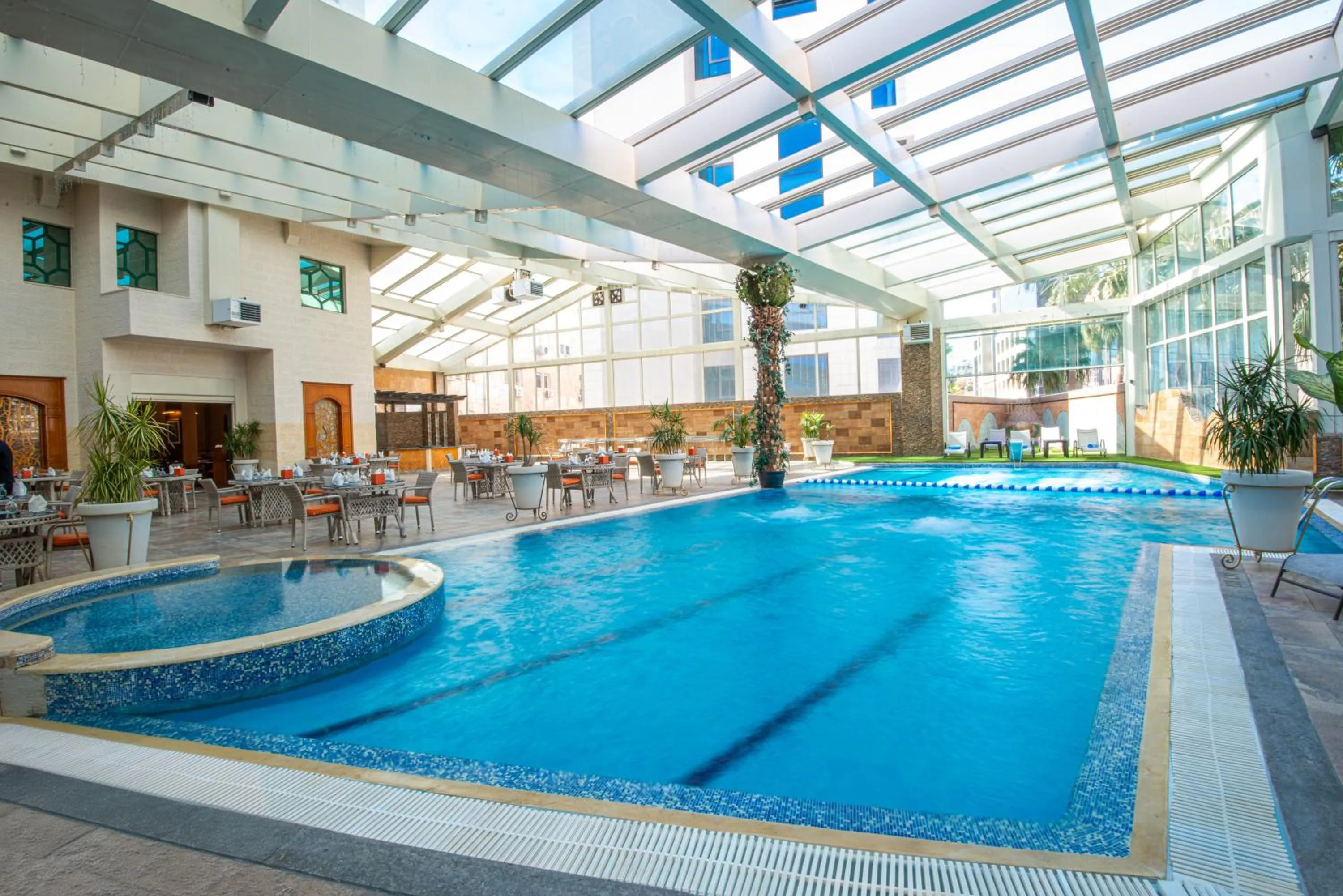 Swimming pool in Bristol Hotel