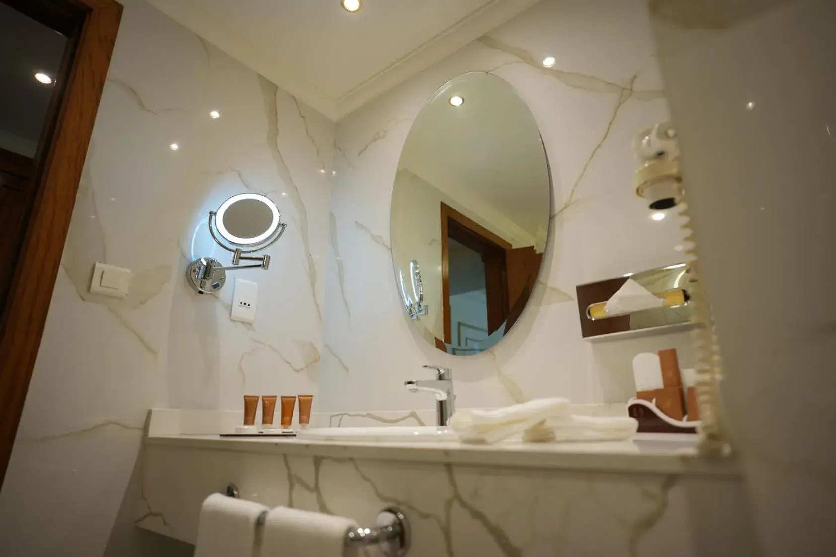 Deluxe Double or Twin Room in Bristol Hotel Deluxe Double or Twin Room in Bristol Hotel