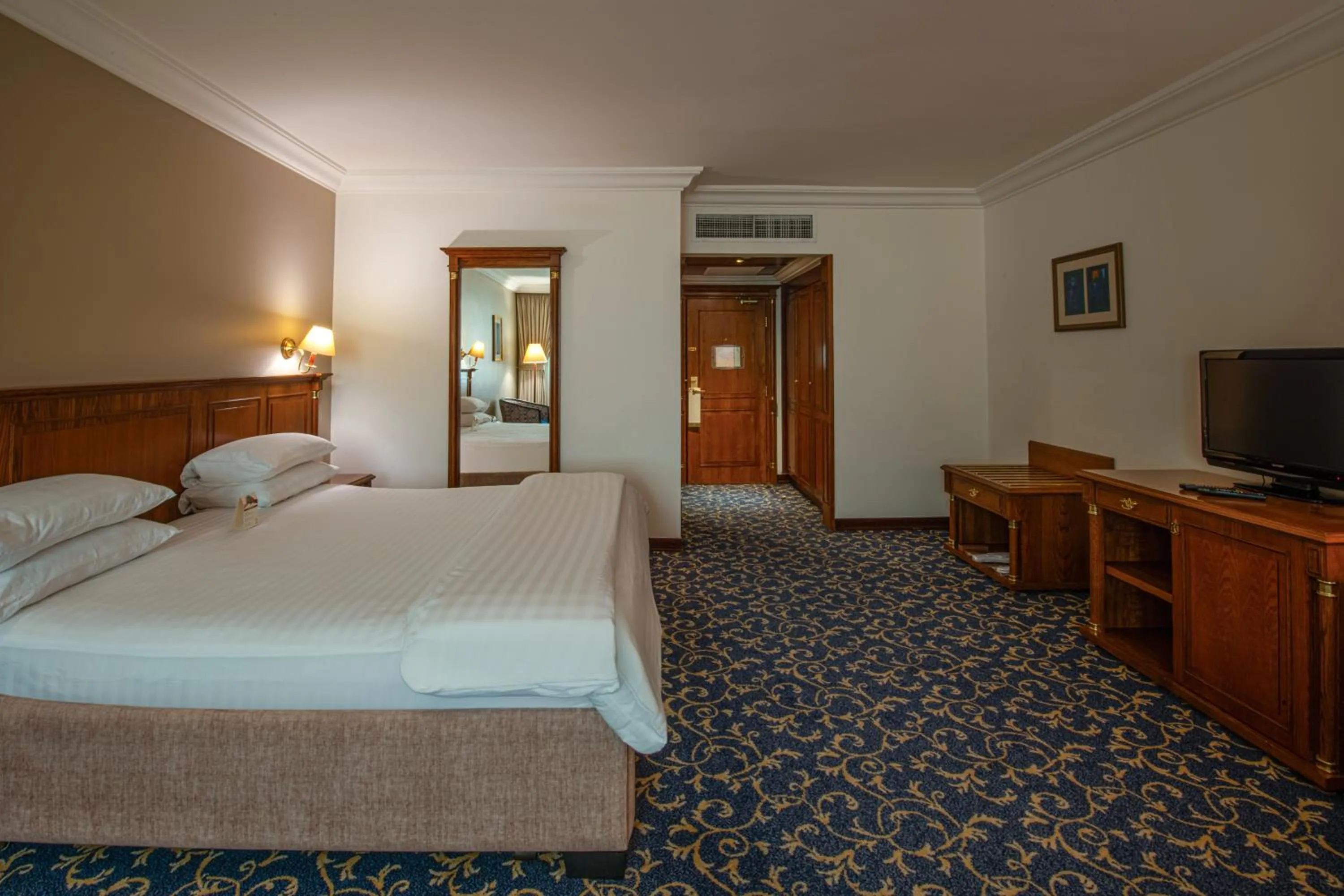 Photo of the whole room, Bed in Bristol Hotel