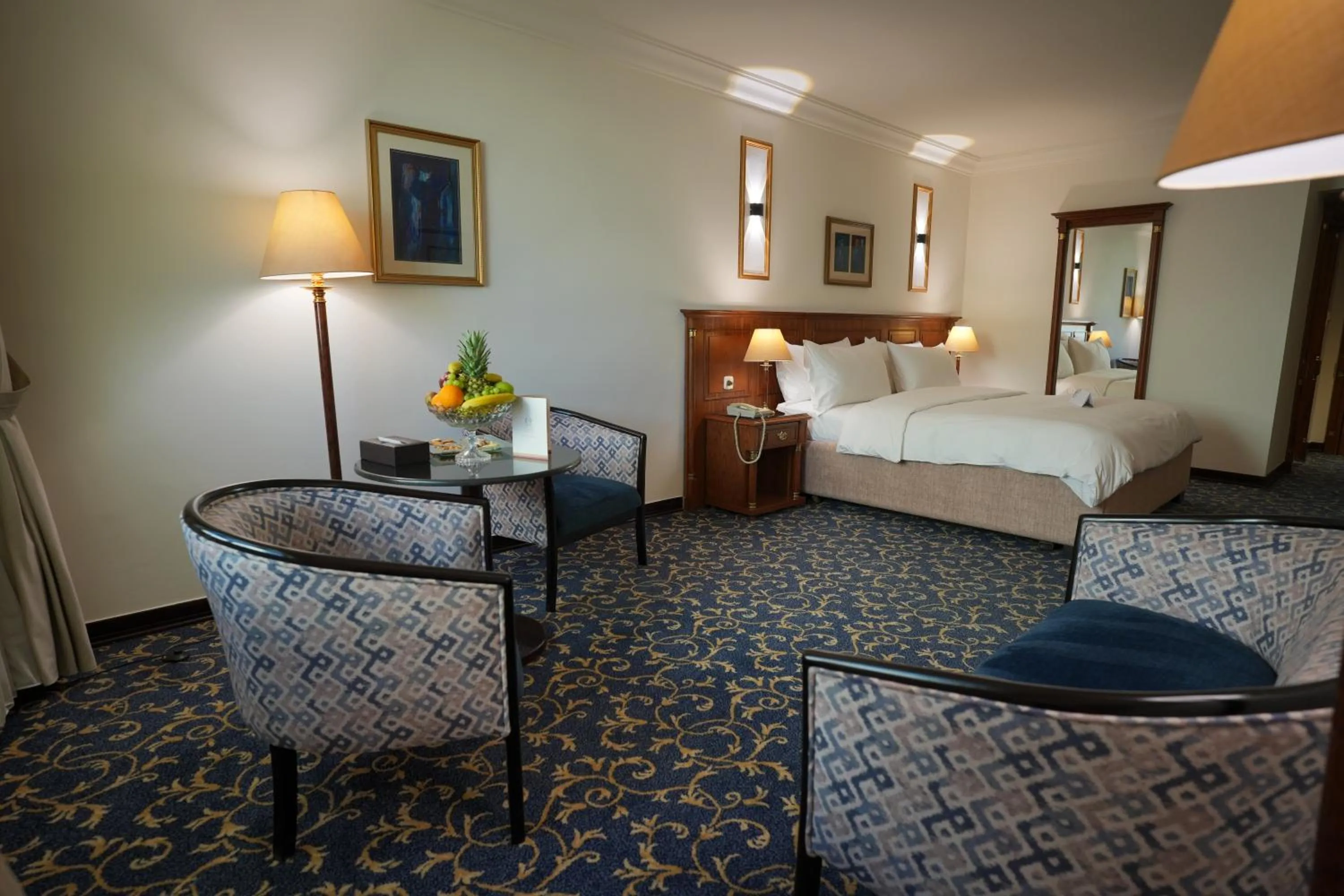 Photo of the whole room, Bed in Bristol Hotel