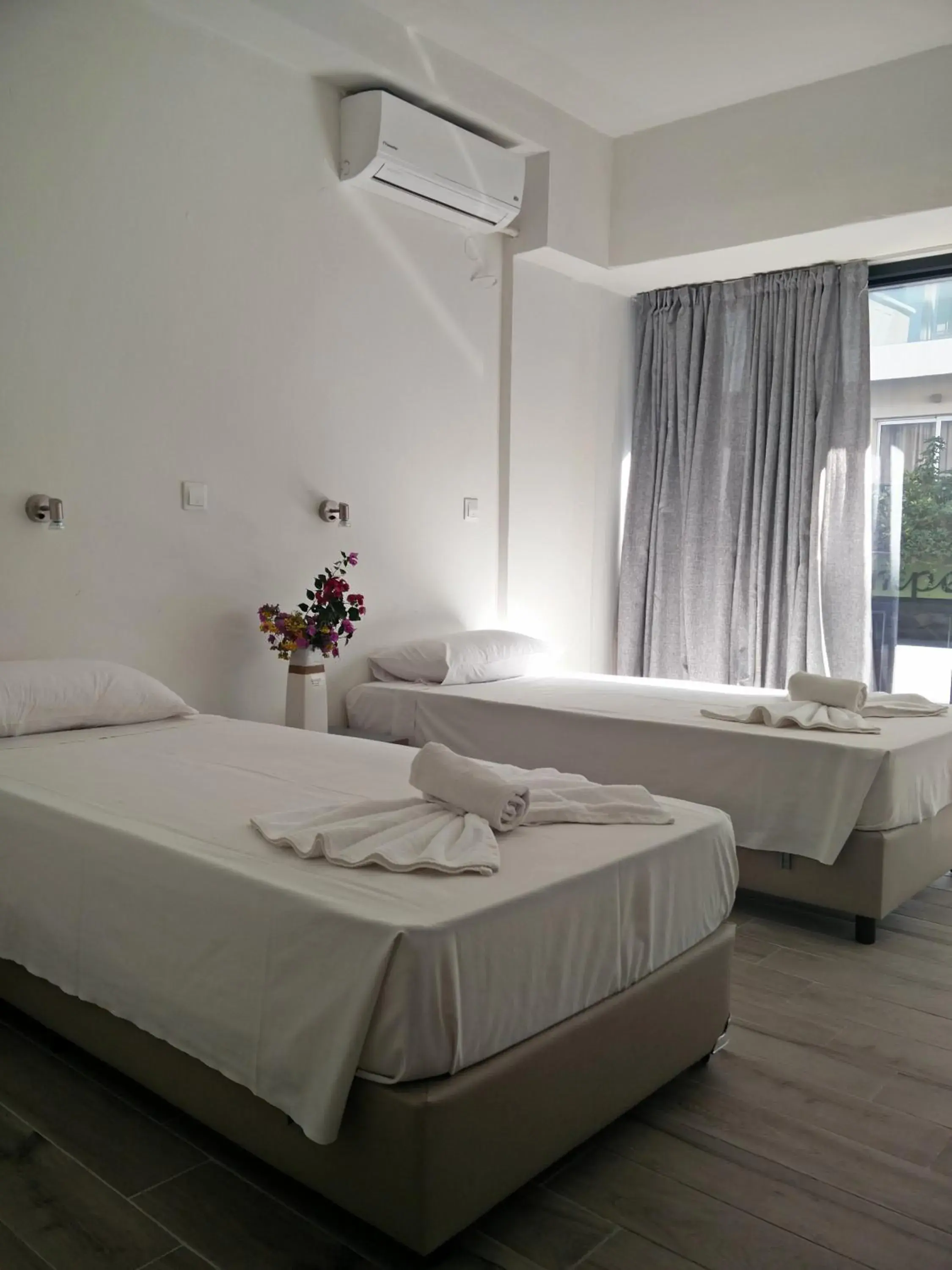 Photo of the whole room, Bed in New York Hotel Photo of the whole room, Bed in New York Hotel