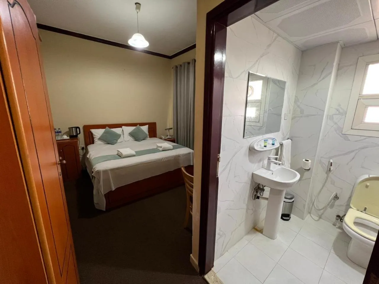 Shower, Bed in Al Jazeerah Hotel