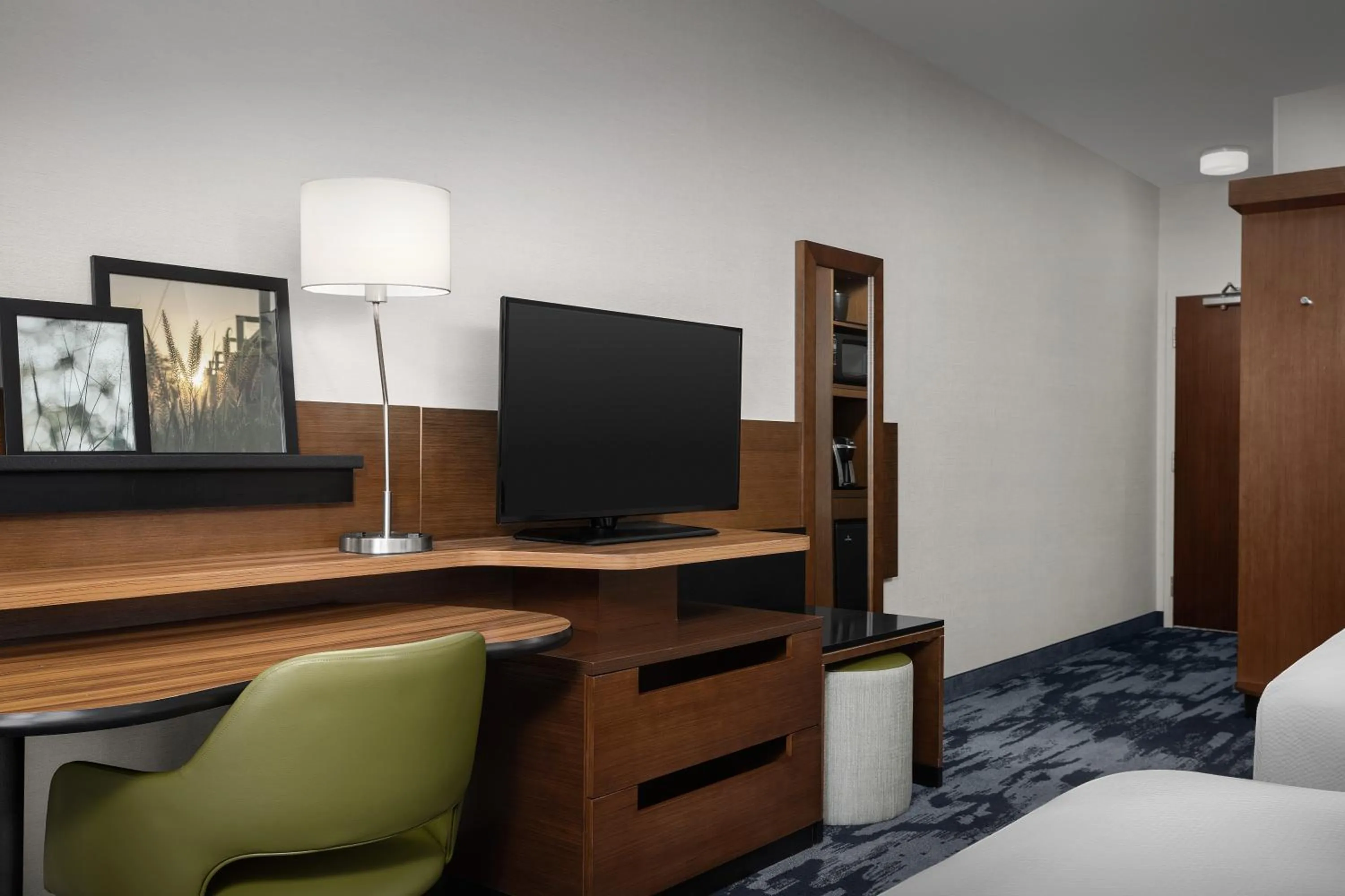 TV and multimedia, Bed in Fairfield Inn & Suites by Marriott Atlanta Stockbridge