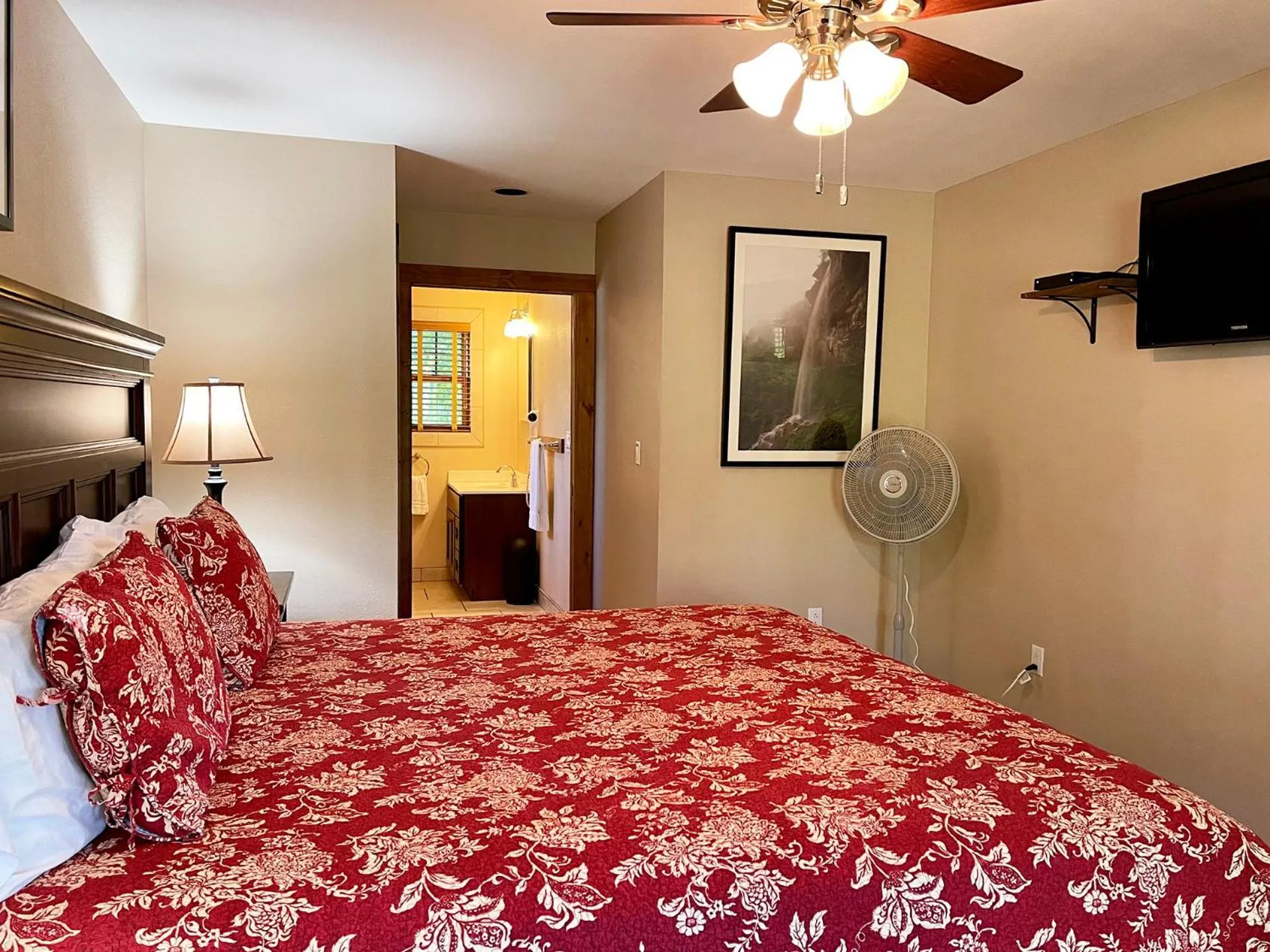 Bedroom, Bed in Marble Mountain Chalet