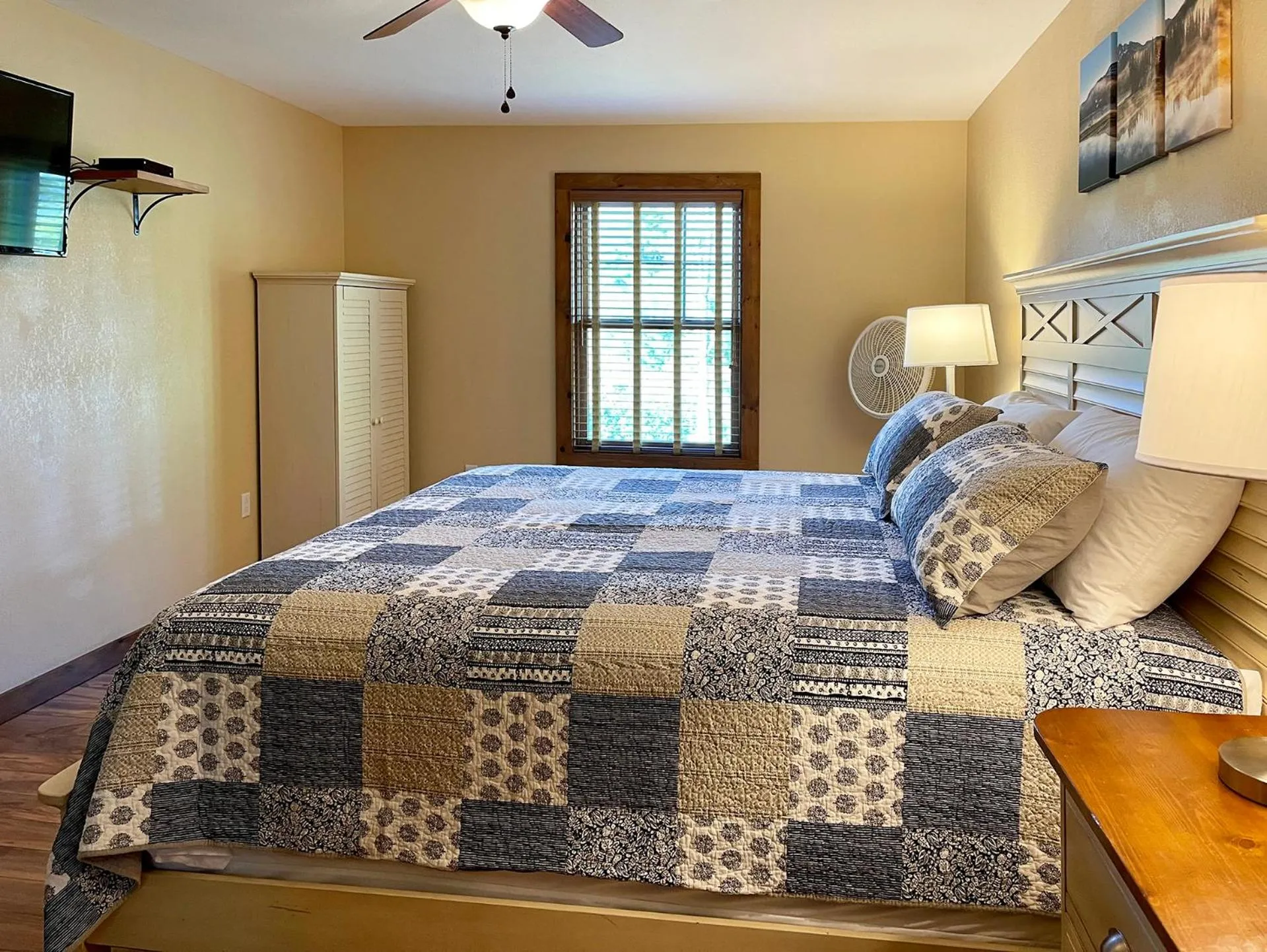 Bedroom, Bed in Marble Mountain Chalet