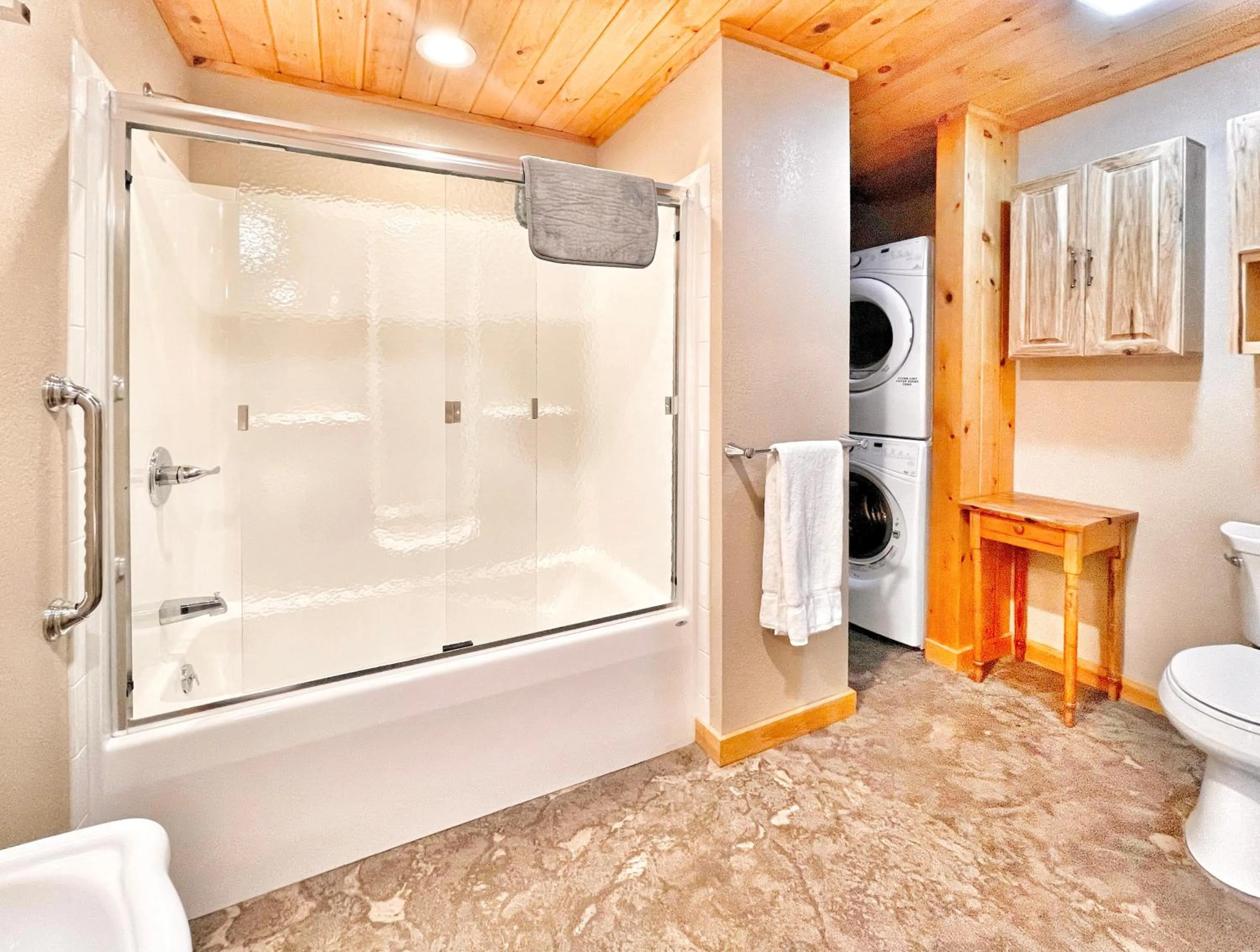 Shower in Cascade Mountain Chalet