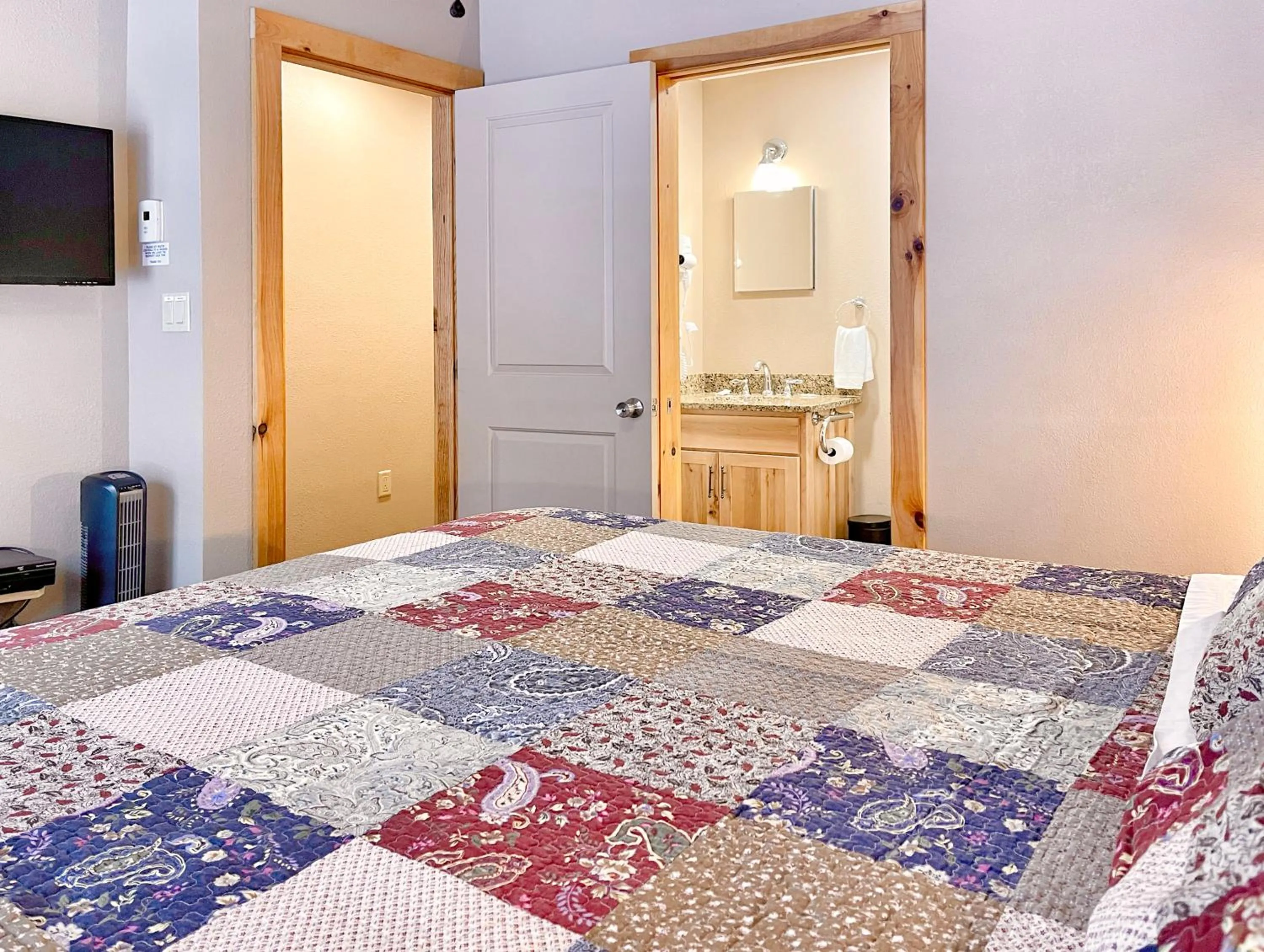 Bedroom, Bed in Cascade Mountain Chalet