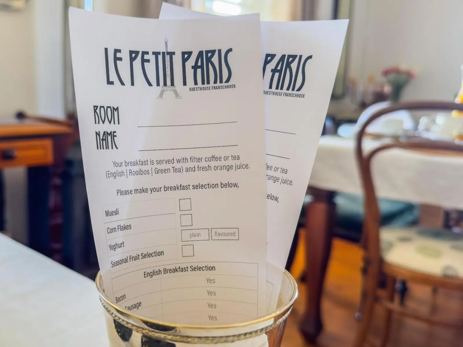 Dining area in Le Petit Paris