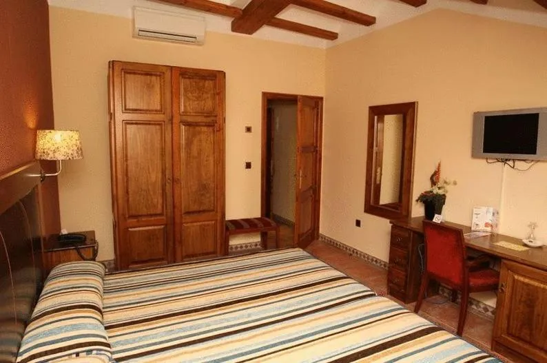 Photo of the whole room, Bed in Hotel Con Encanto La Façana