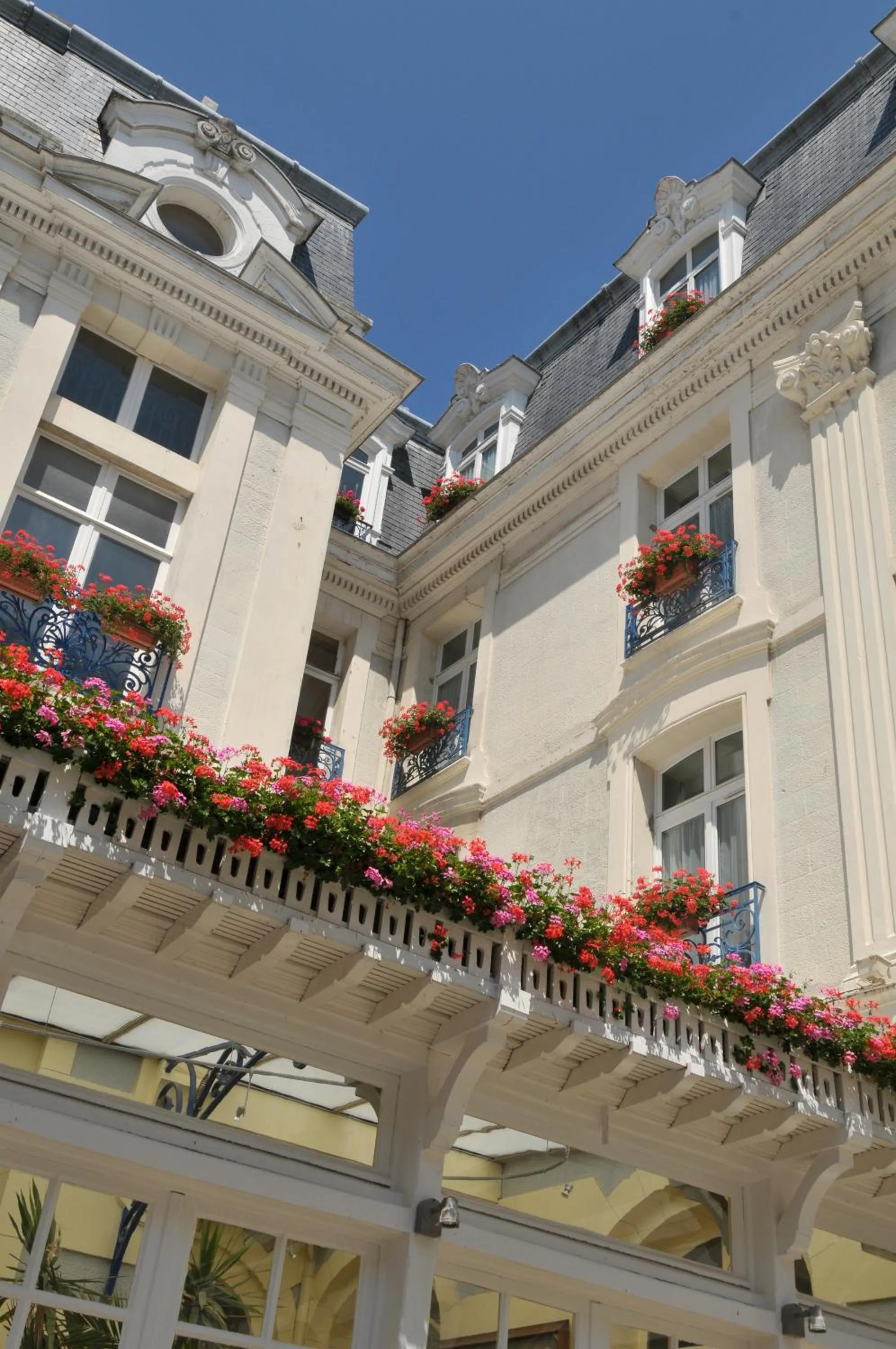 Facade/entrance in Hôtel France et Chateaubriand