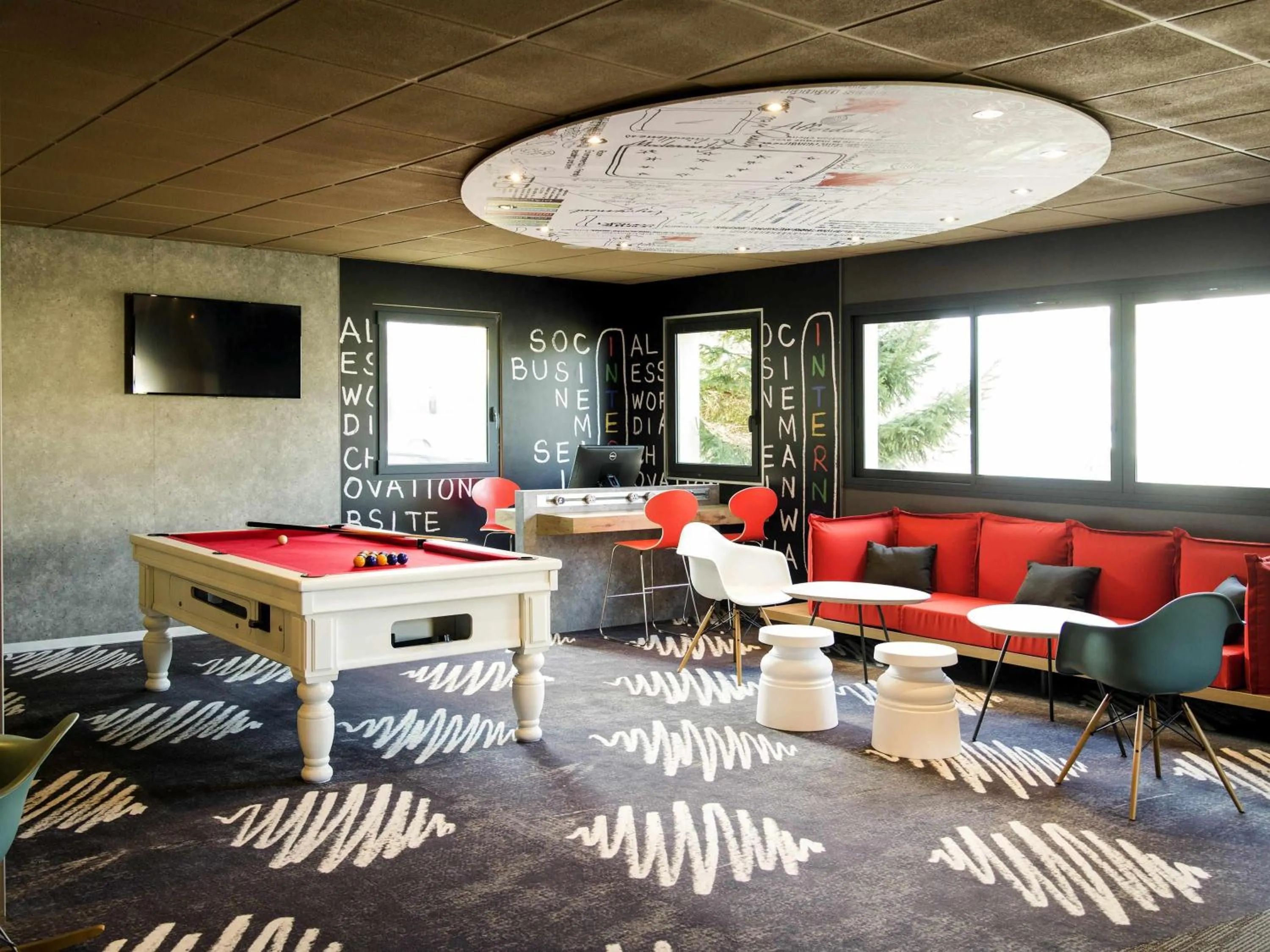 Lounge or bar in Ibis Avranches Baie du Mont-Saint-Michel