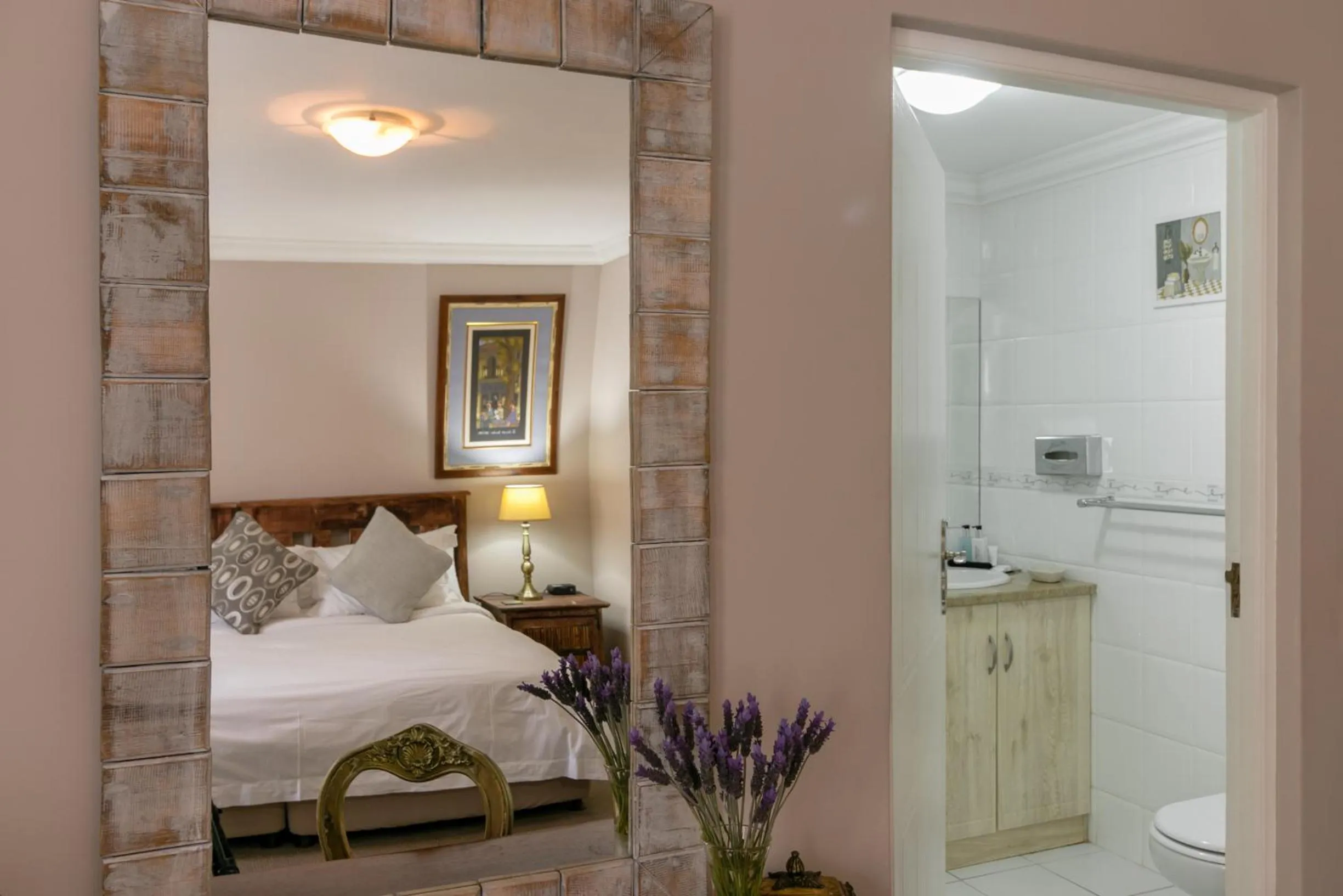 Bathroom, Bed in Villa Castollini