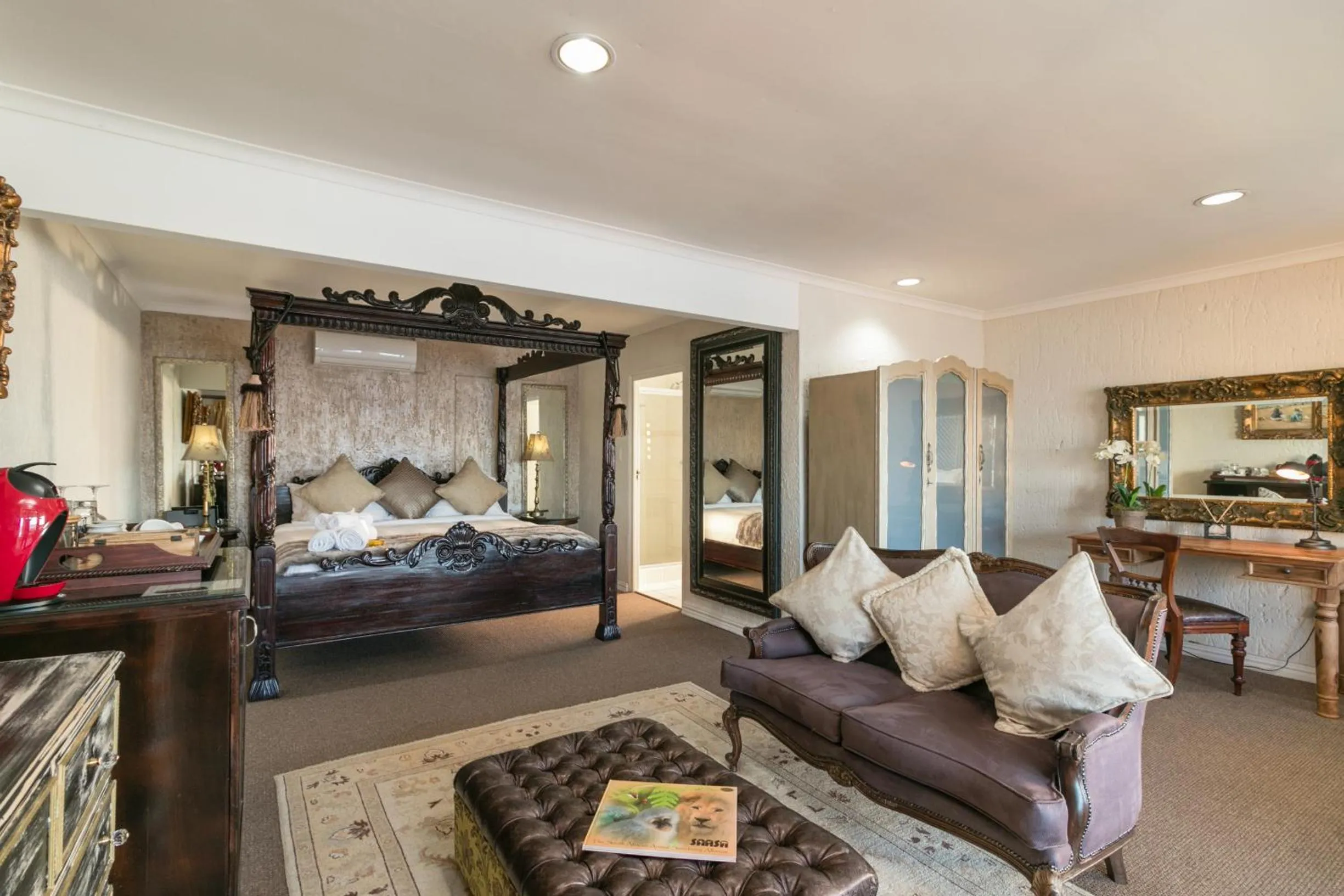 Photo of the whole room in Villa Castollini