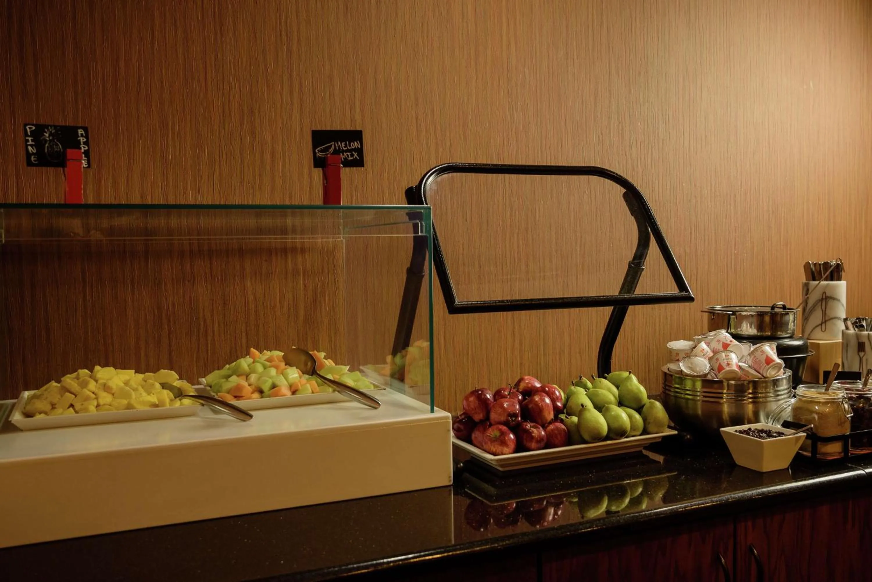 Dining area in Embassy Suites by Hilton Minneapolis North