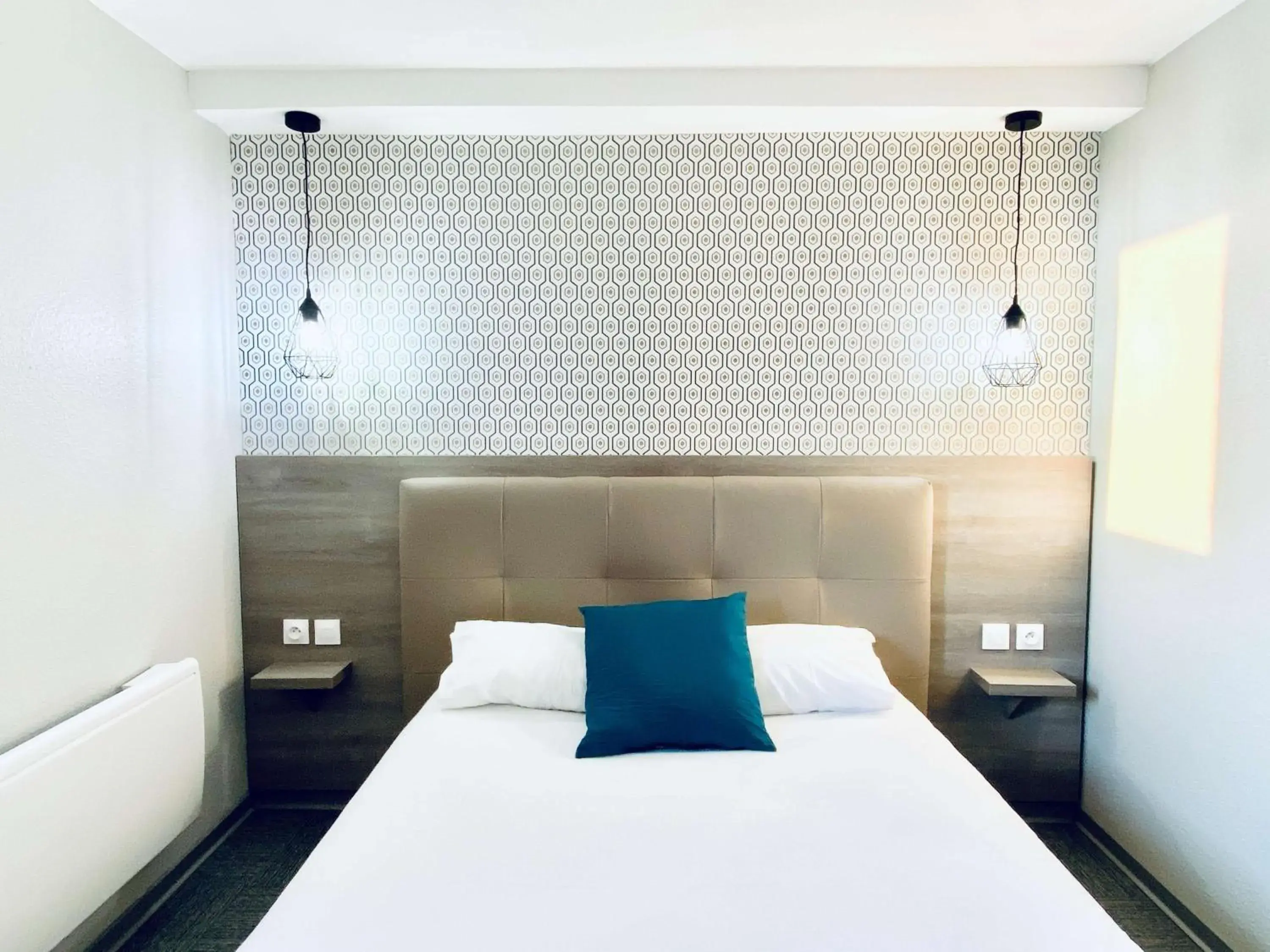 Standard Queen Room in Sure Hotel by Best Western Calais Coquelles Tunnel s/ Manche Standard Queen Room in Sure Hotel by Best Western Calais Coquelles Tunnel s/ Manche