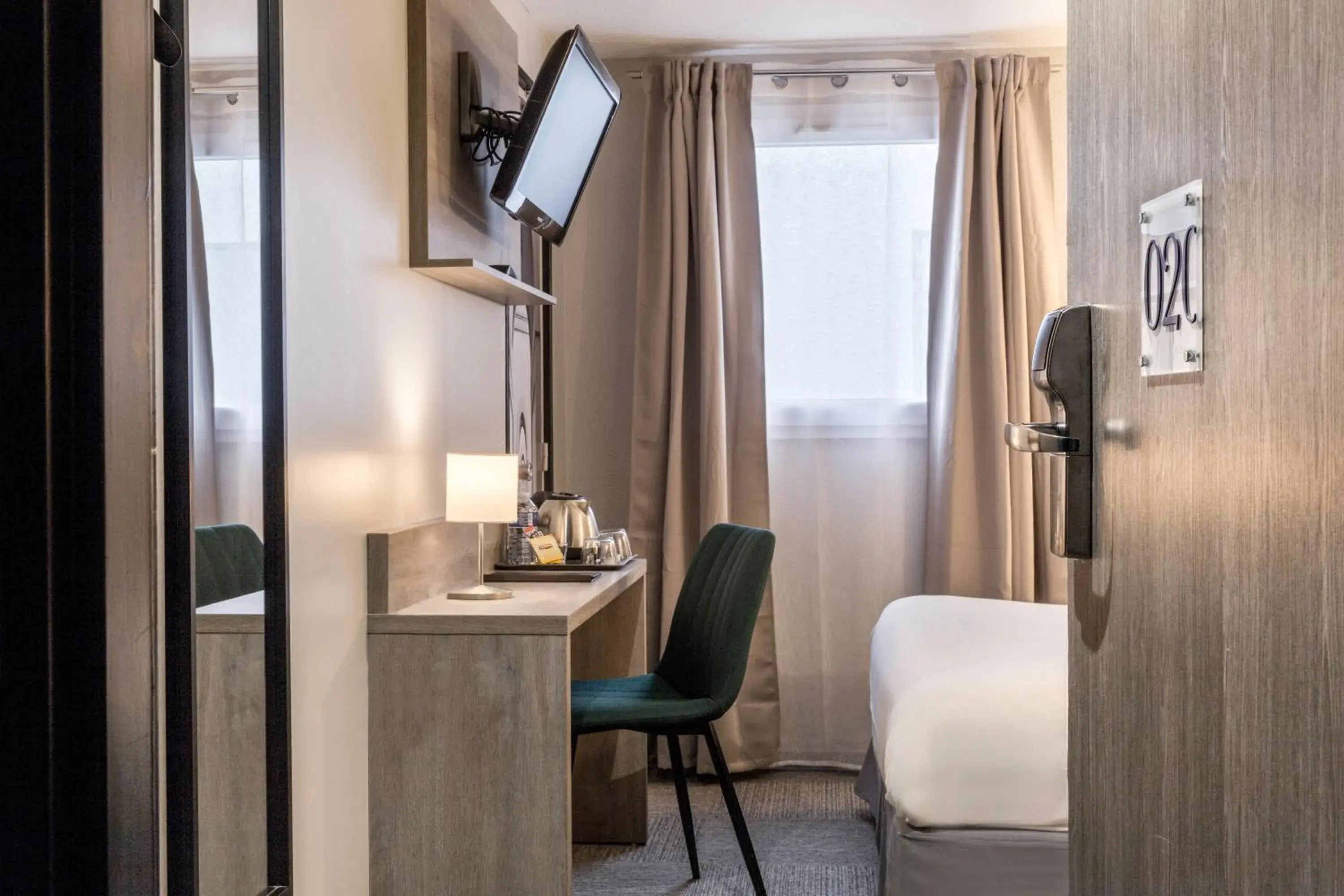 Standard Queen Room in Sure Hotel by Best Western Calais Coquelles Tunnel s/ Manche Standard Queen Room in Sure Hotel by Best Western Calais Coquelles Tunnel s/ Manche