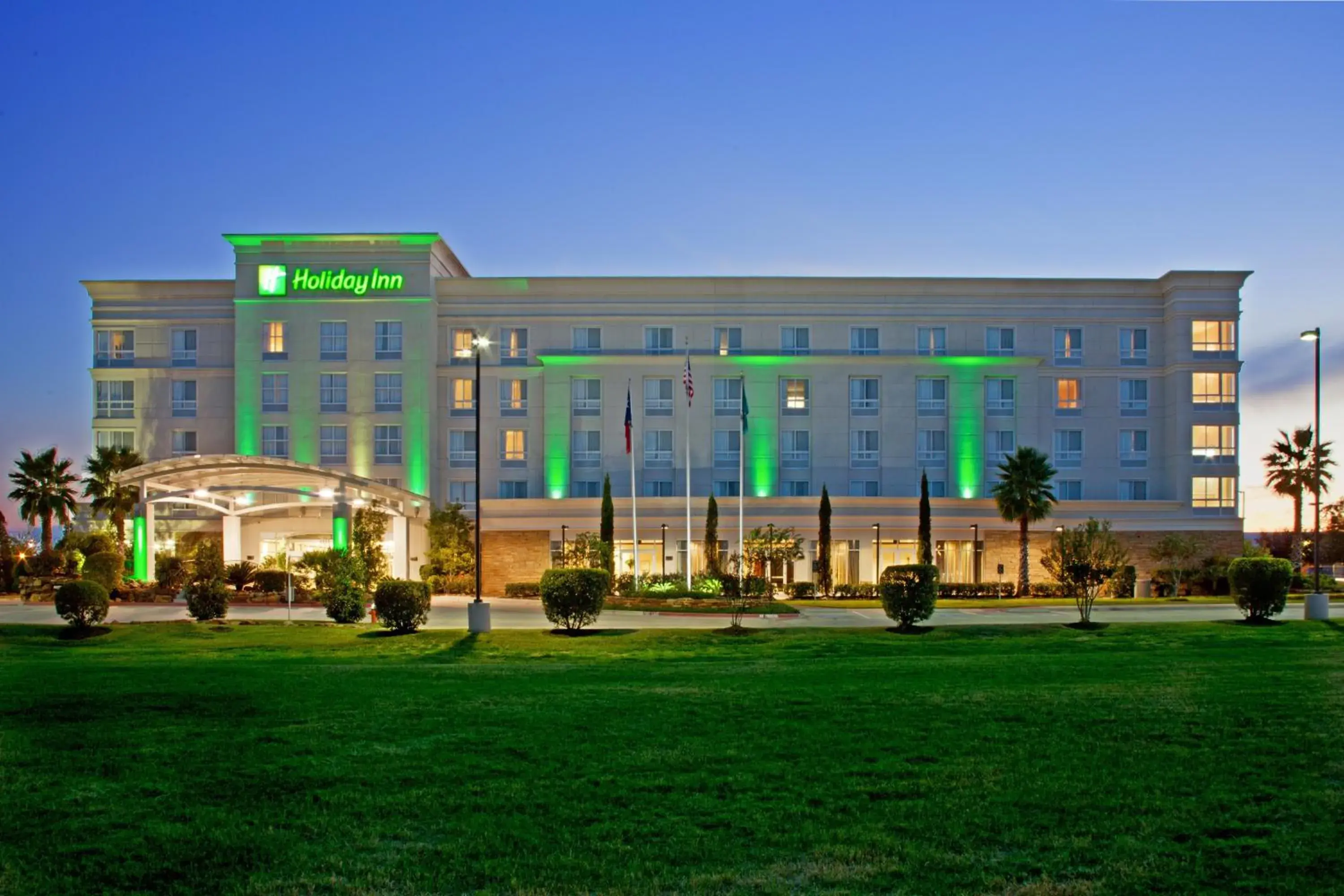 Property building in Holiday Inn & Suites College Station-Aggieland by IHG Property building in Holiday Inn & Suites College Station-Aggieland by IHG