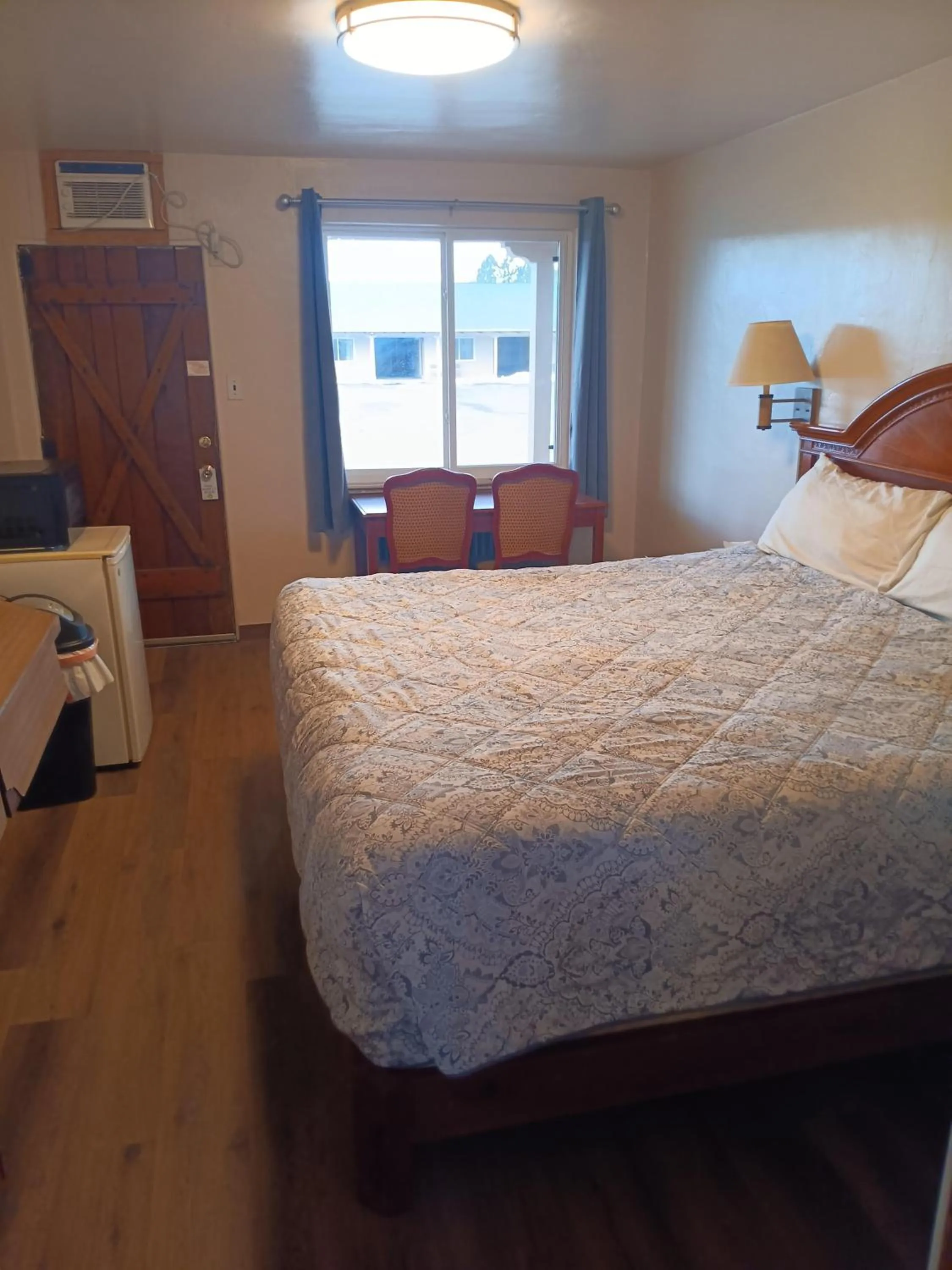 Bedroom, Bed in Sands Motel