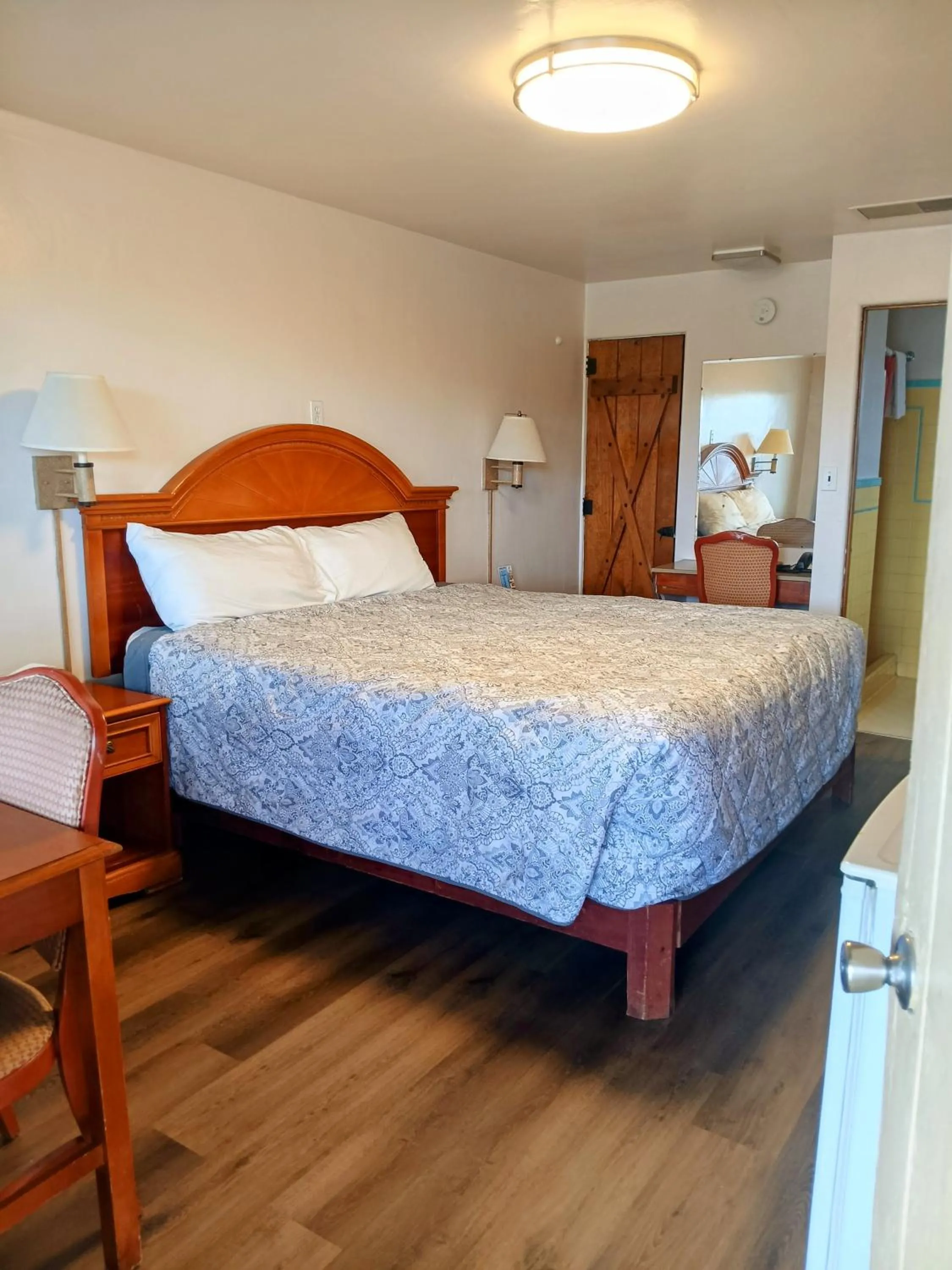 Bedroom, Bed in Sands Motel