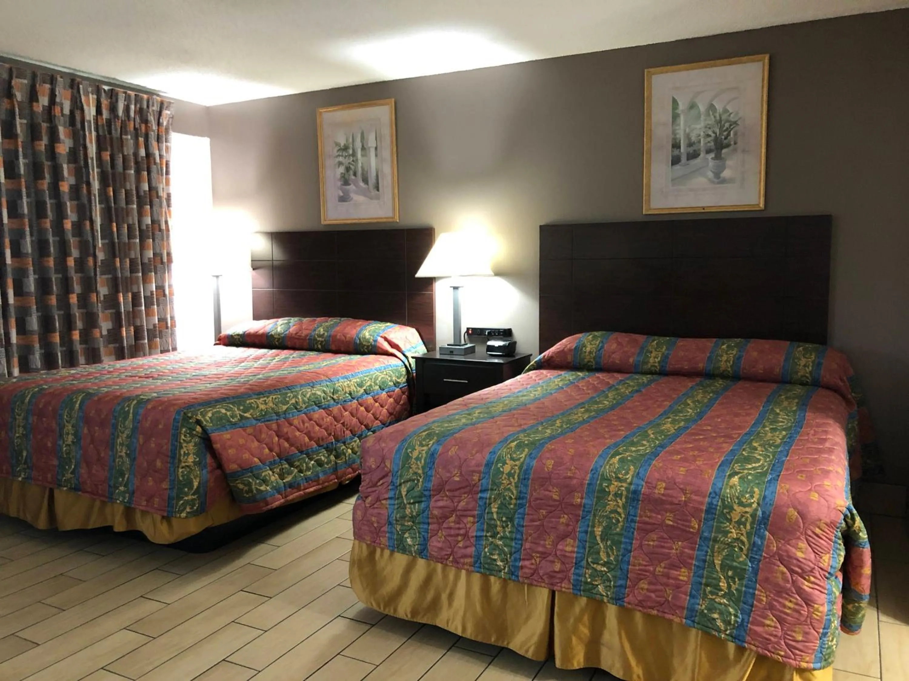 Bedroom, Bed in Sun Coast Inn