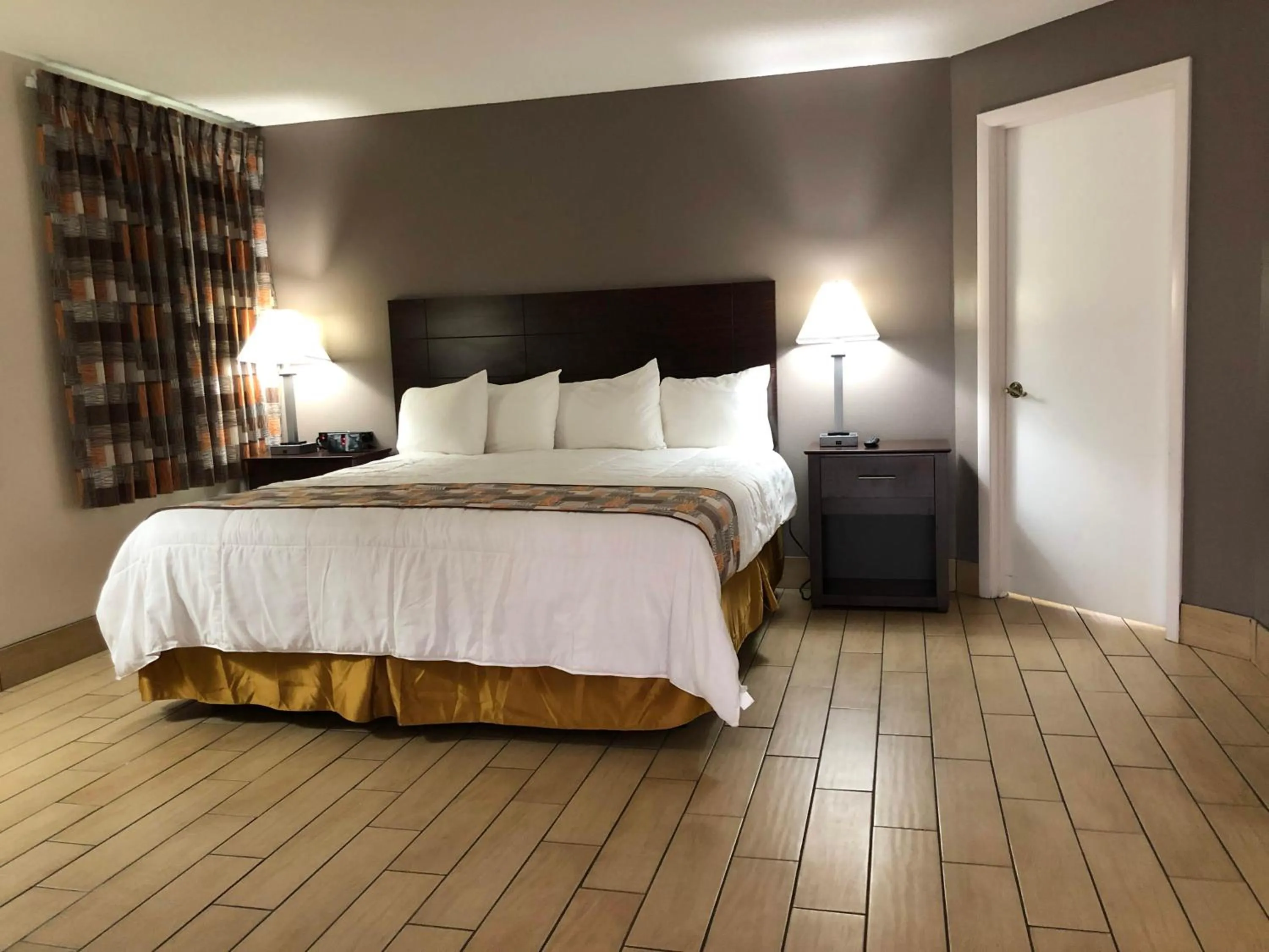 Bed in Sun Coast Inn