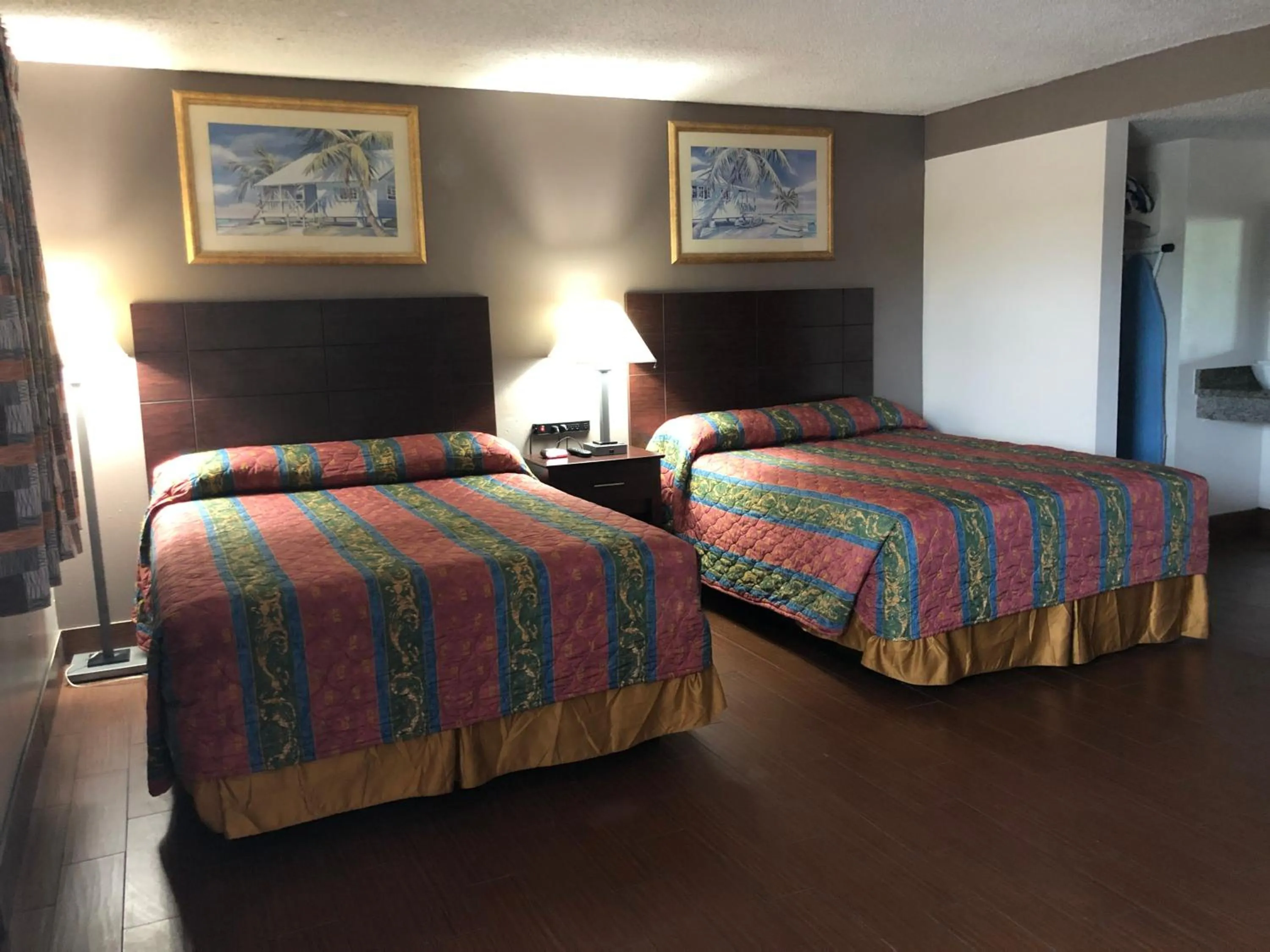 Bedroom, Bed in Sun Coast Inn