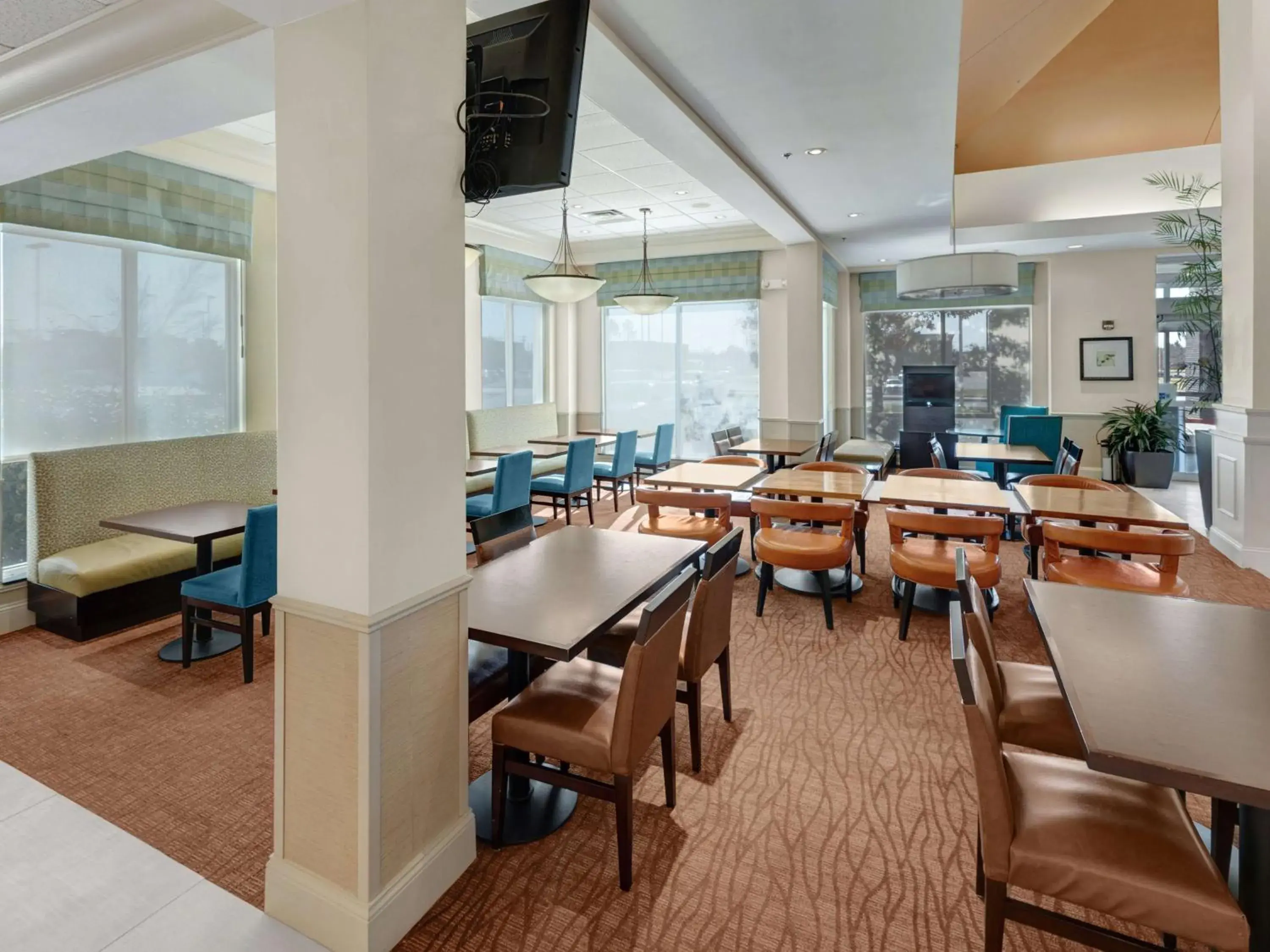Lounge or bar in Hilton Garden Inn Oklahoma City North Quail Springs Lounge or bar in Hilton Garden Inn Oklahoma City North Quail Springs