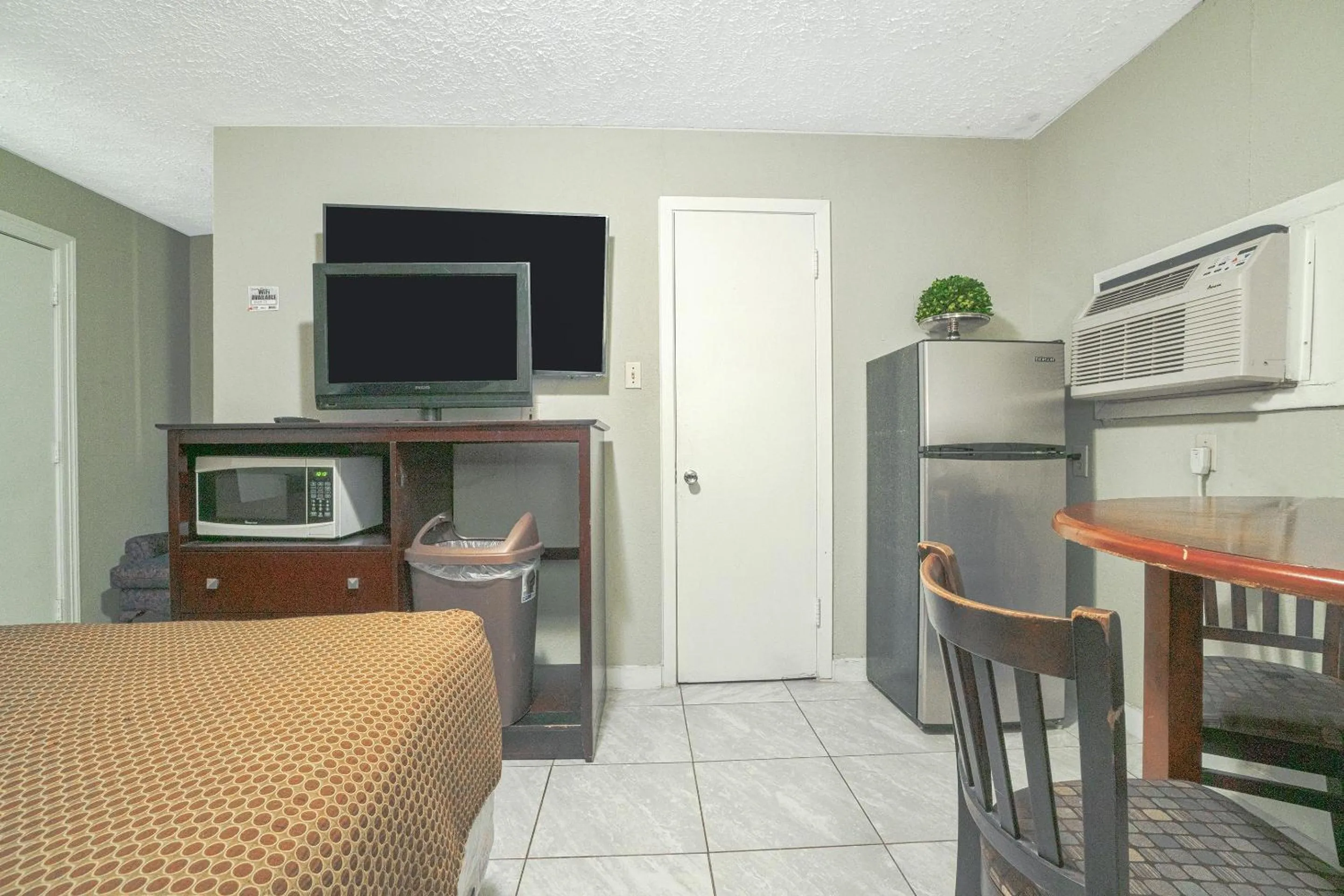 Bedroom in Texana Inn Edna By OYO