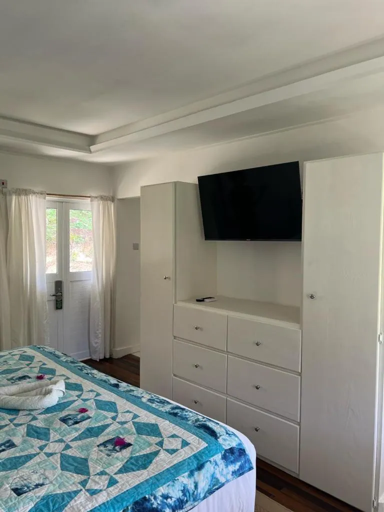 TV and multimedia, Bed in Bequia Plantation Hotel