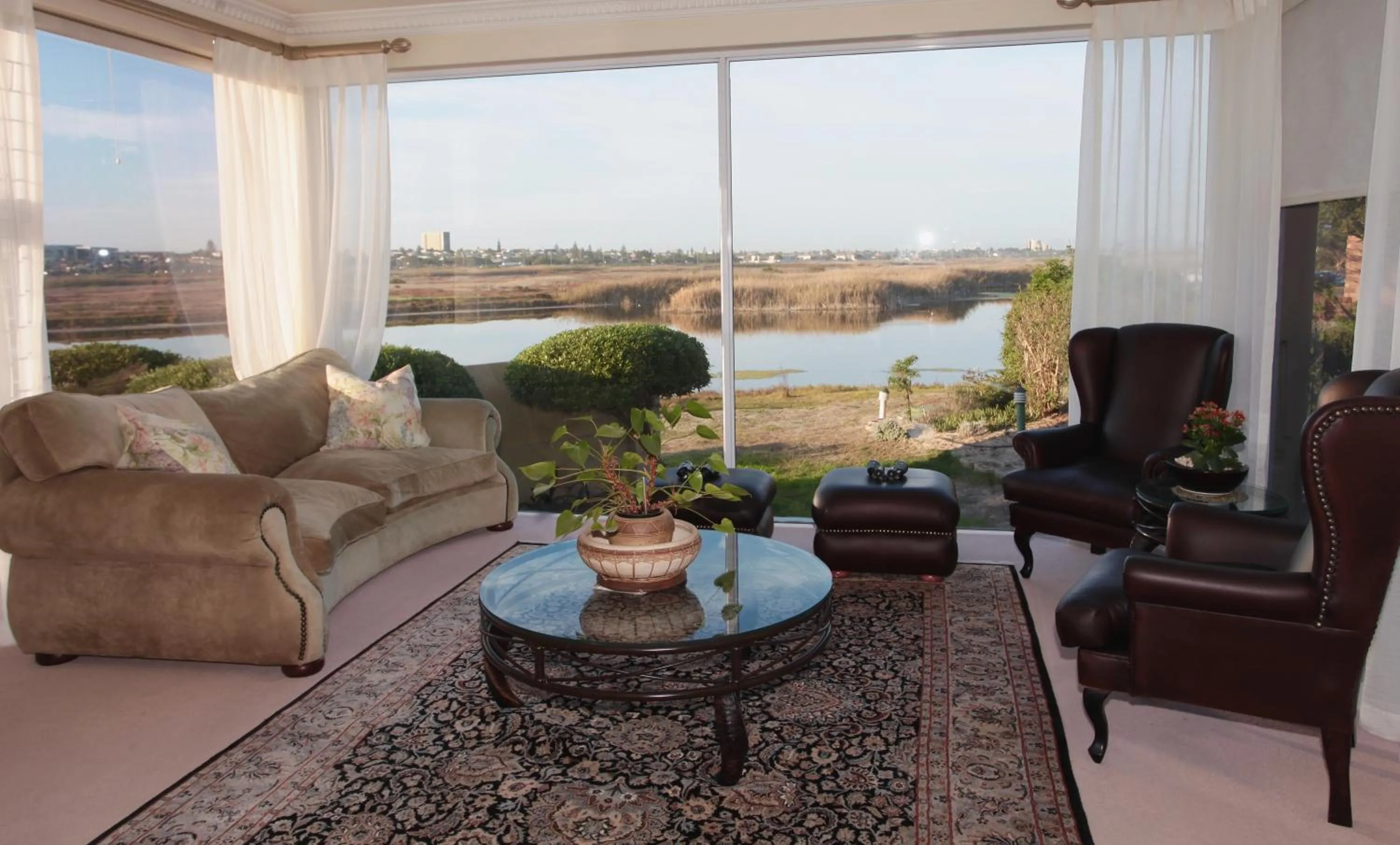 Communal lounge/ TV room in Cinnamon House Bed & Breakfast