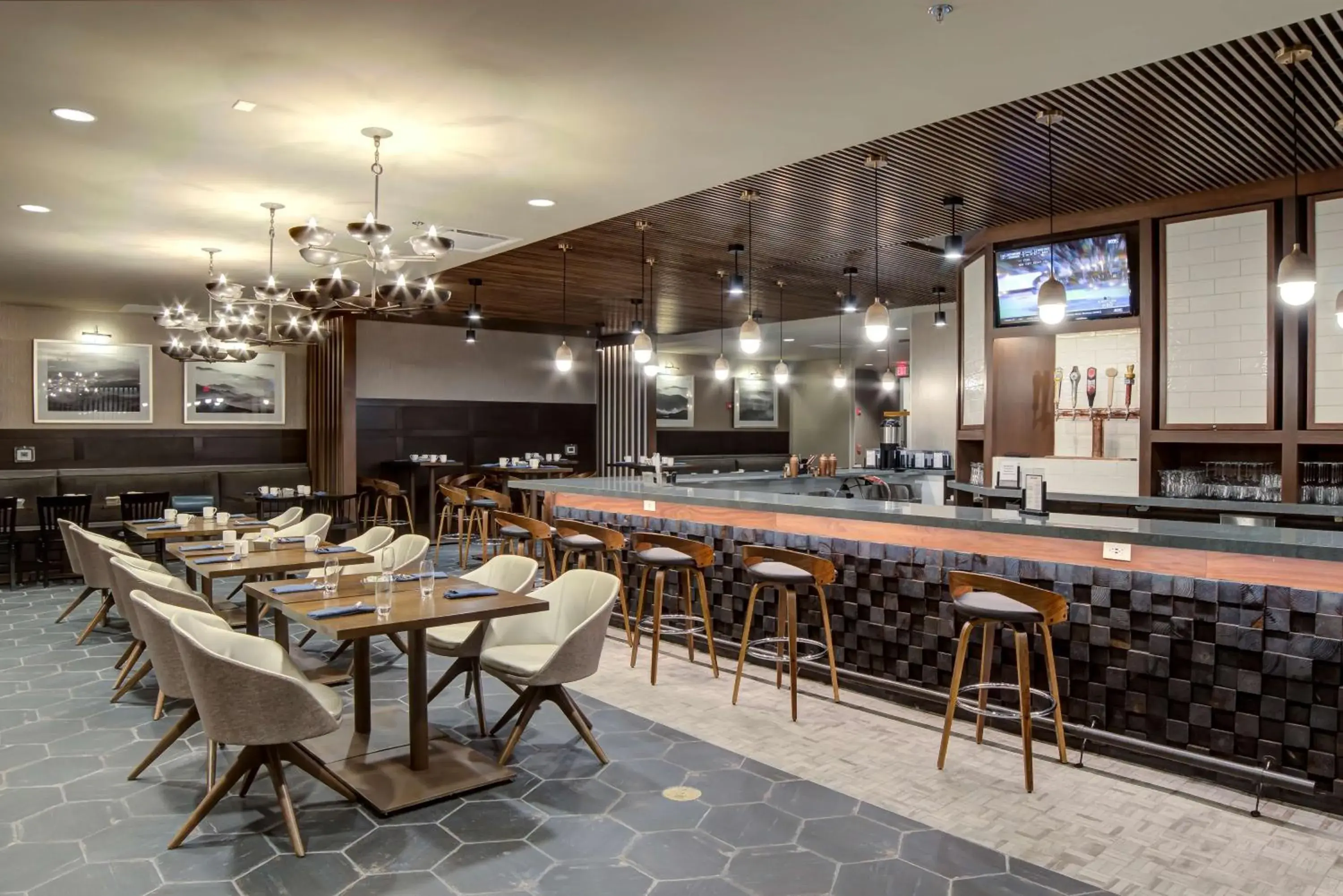 Restaurant/places to eat in Doubletree by Hilton Harrisonburg Restaurant/places to eat in Doubletree by Hilton Harrisonburg