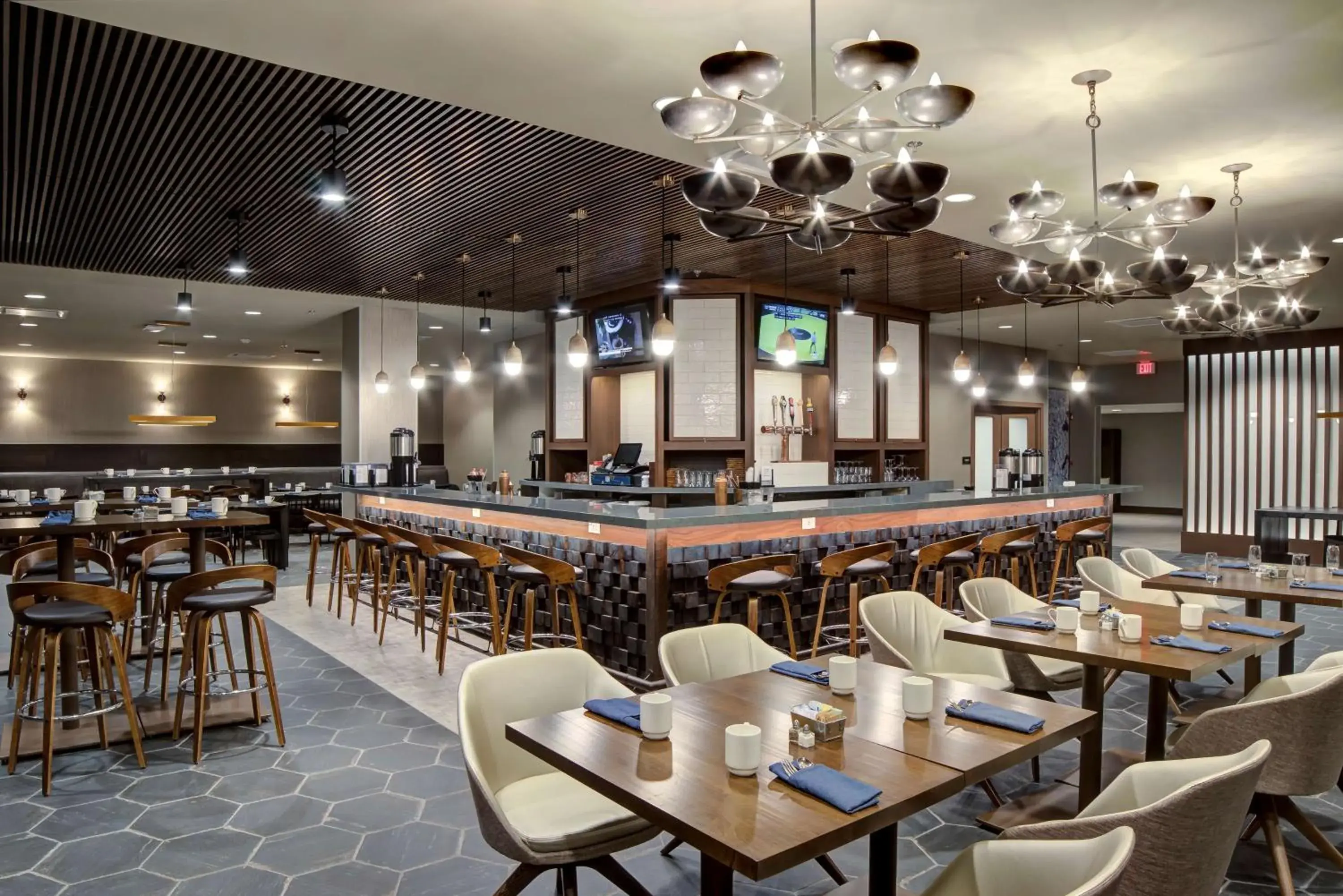 Restaurant/places to eat in Doubletree by Hilton Harrisonburg Restaurant/places to eat in Doubletree by Hilton Harrisonburg