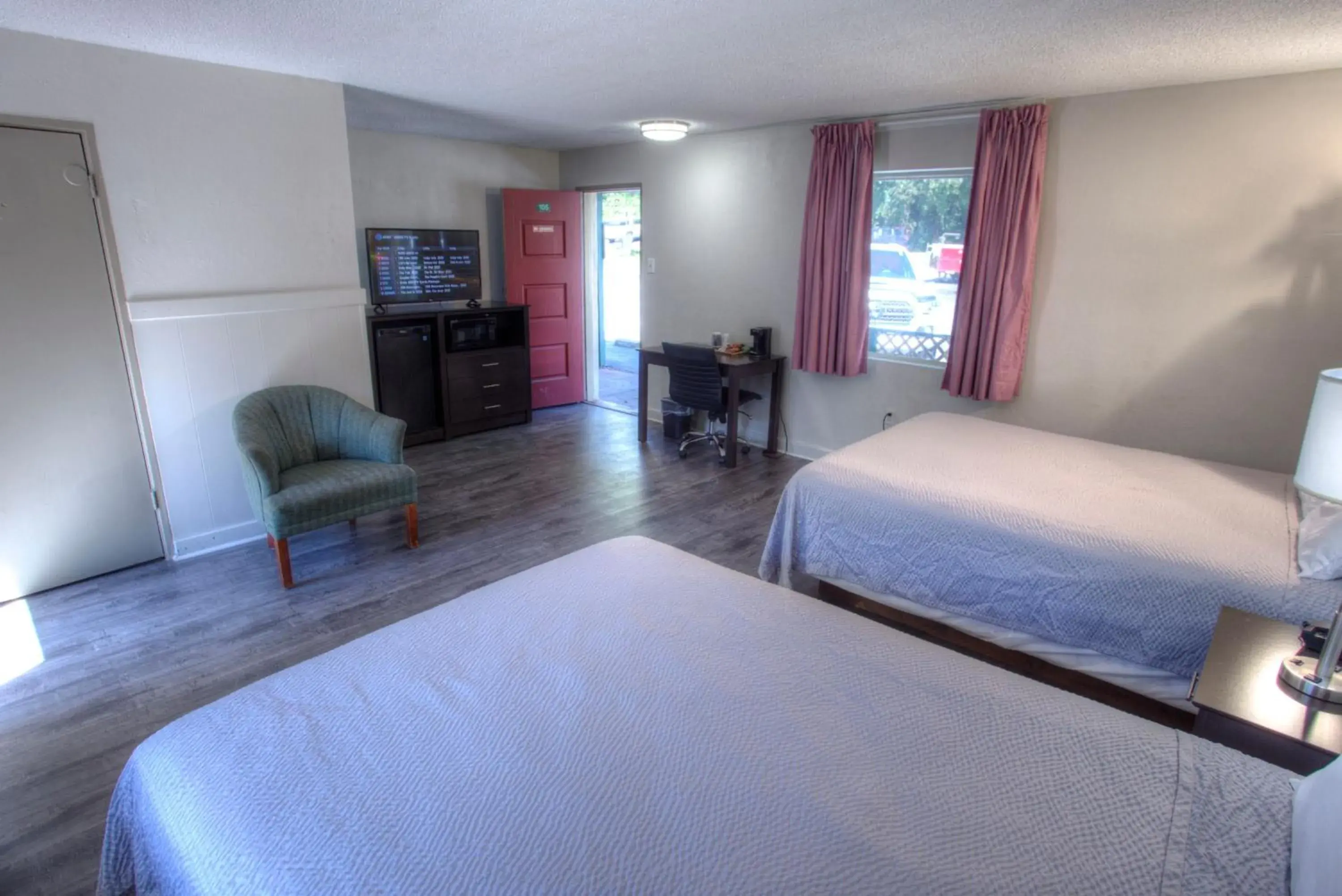 Double Room with Two Double Beds - Smoking in Hofbrau Riverfront Hotel Double Room with Two Double Beds - Smoking in Hofbrau Riverfront Hotel