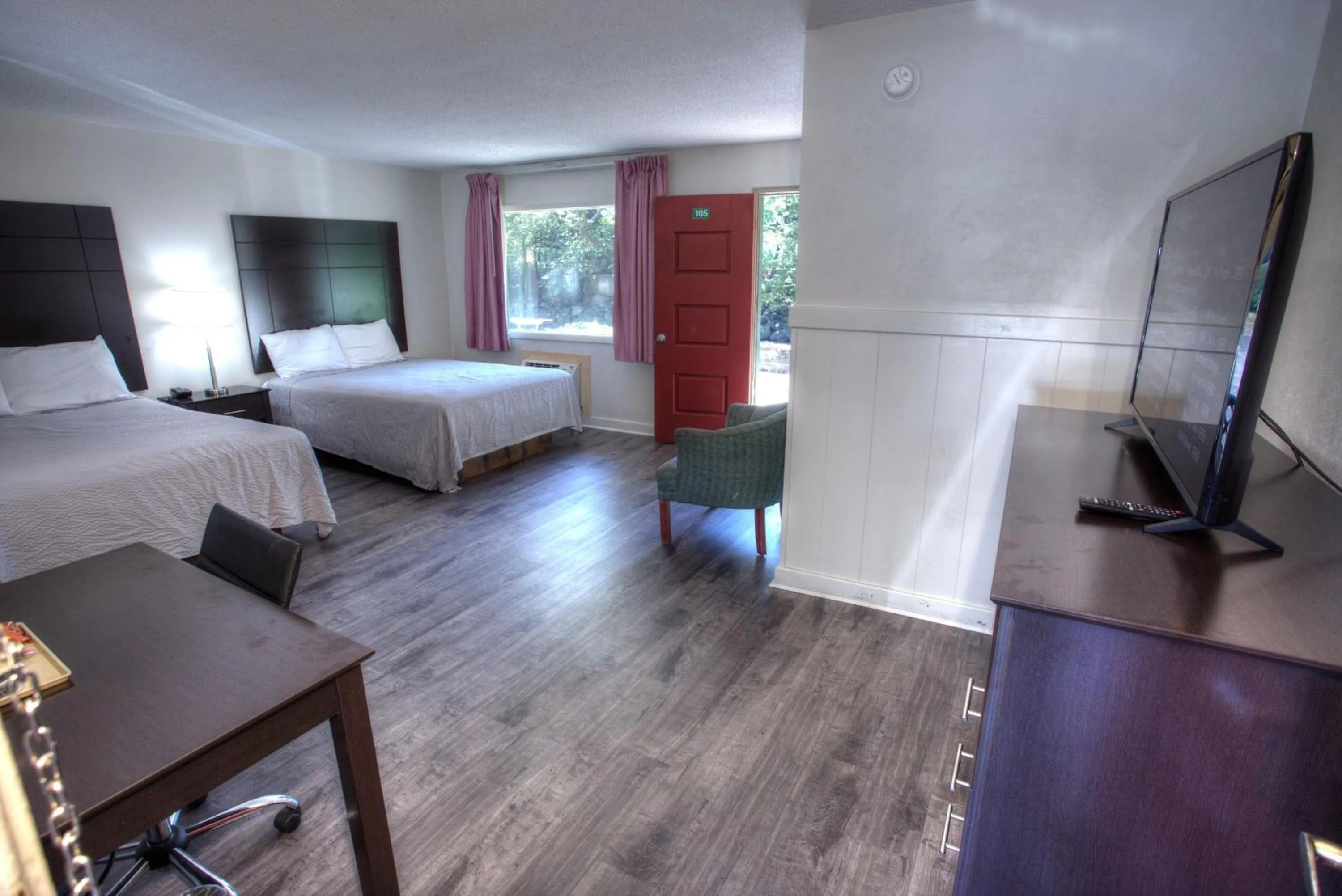 Double Room with Two Double Beds - Non-Smoking in Hofbrau Riverfront Hotel