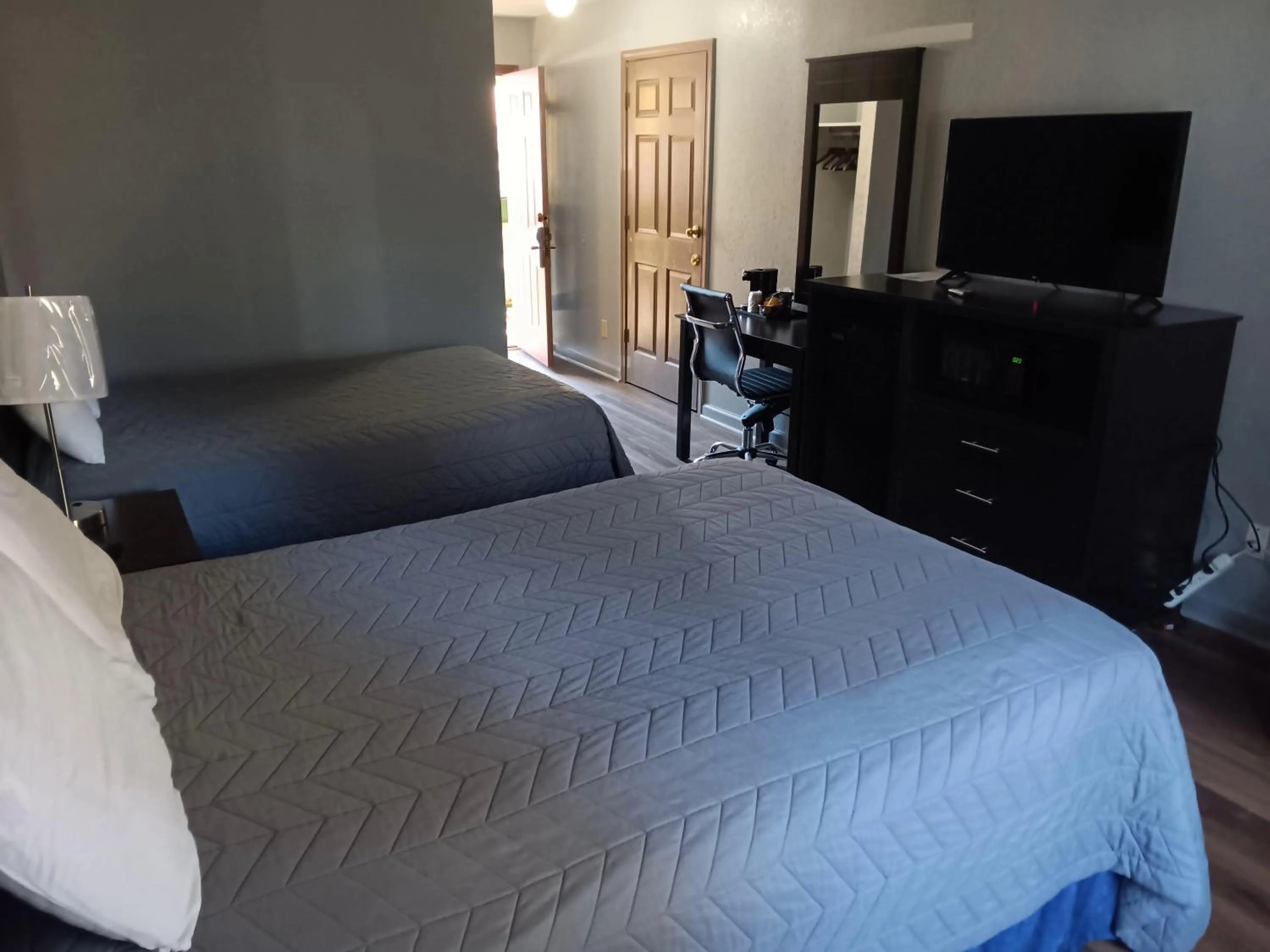 Double Room with Two Double Beds - Non-Smoking in Hofbrau Riverfront Hotel